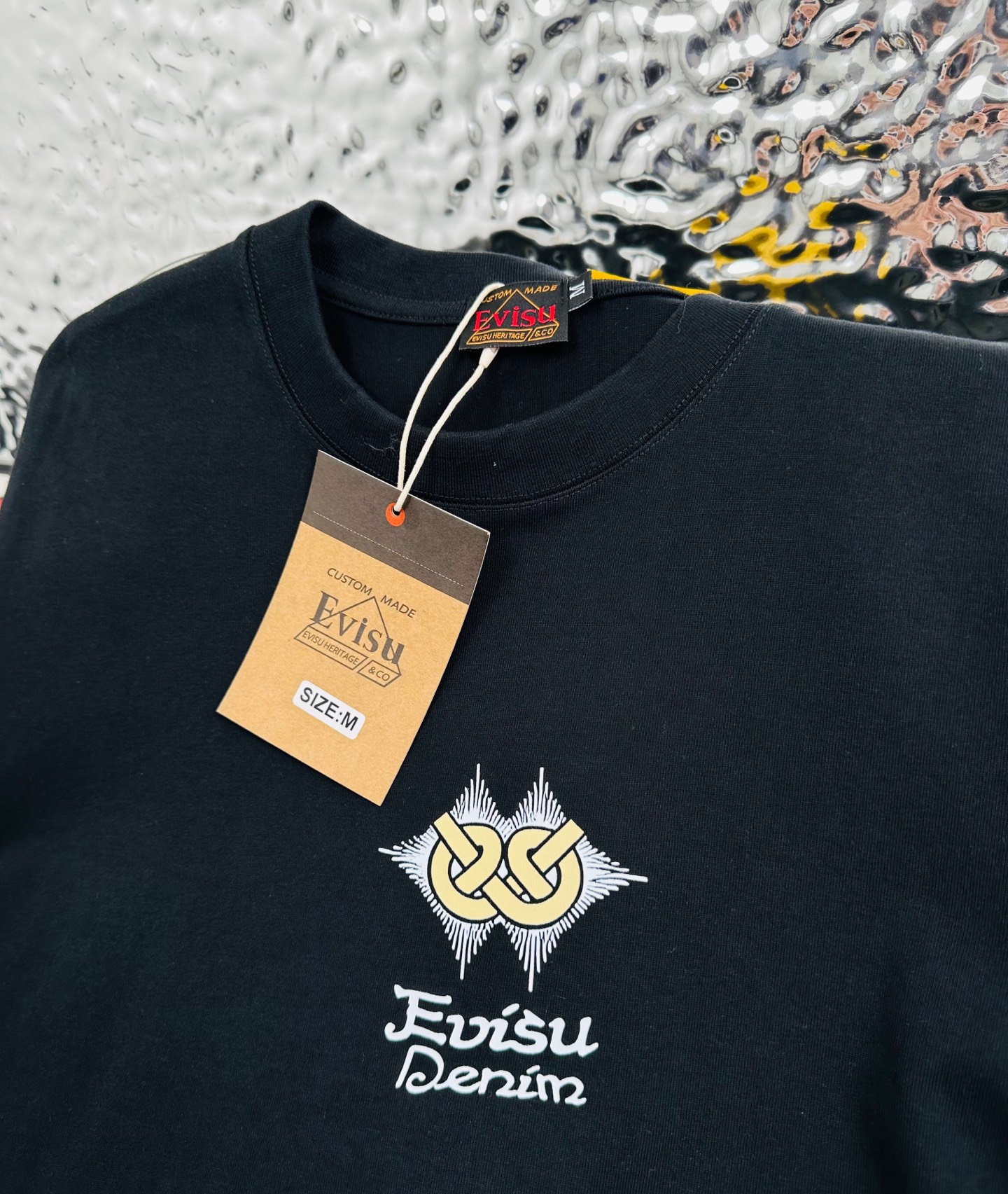 💰85
EVISU/福神2025夏季新款印花休闲宽松情侣款 短袖T恤DT1009
细节:版本一比一复刻，吊牌 领标 水洗 包装袋。水洗处有NFC芯片识别

面料：采用40织双纱320克面料，原版1:1高克重，纯棉螺纹领口，宽松版型，做工细节做到极致，区别市场普通货！

印花:德国进口数码印机 所以印花是超清晰的 穿久了也不会裂 普通的印花技术根本做不到!!

版型超正！宽松舒适！情侣款百搭首选！
颜色：黑色  浅蓝
尺码：M—2XL
尺码   M      L      XL    2XL
衣长   68     70     72     74
胸围  105   110    115    120
袖长   16     18      20     22
肩宽   52     54     56     58
M   【100斤－130斤】
 L   【135斤－160斤】 
XL  【160斤－180斤】
2XL【185斤－200斤】
