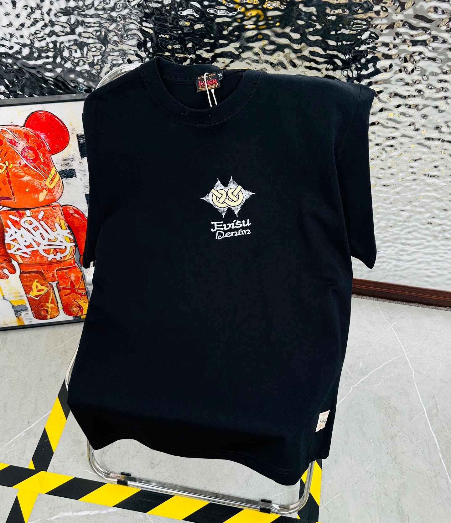 💰85
EVISU/福神2025夏季新款印花休闲宽松情侣款 短袖T恤DT1009
细节:版本一比一复刻，吊牌 领标 水洗 包装袋。水洗处有NFC芯片识别

面料：采用40织双纱320克面料，原版1:1高克重，纯棉螺纹领口，宽松版型，做工细节做到极致，区别市场普通货！

印花:德国进口数码印机 所以印花是超清晰的 穿久了也不会裂 普通的印花技术根本做不到!!

版型超正！宽松舒适！情侣款百搭首选！
颜色：黑色  浅蓝
尺码：M—2XL
尺码   M      L      XL    2XL
衣长   68     70     72     74
胸围  105   110    115    120
袖长   16     18      20     22
肩宽   52     54     56     58
M   【100斤－130斤】
 L   【135斤－160斤】 
XL  【160斤－180斤】
2XL【185斤－200斤】