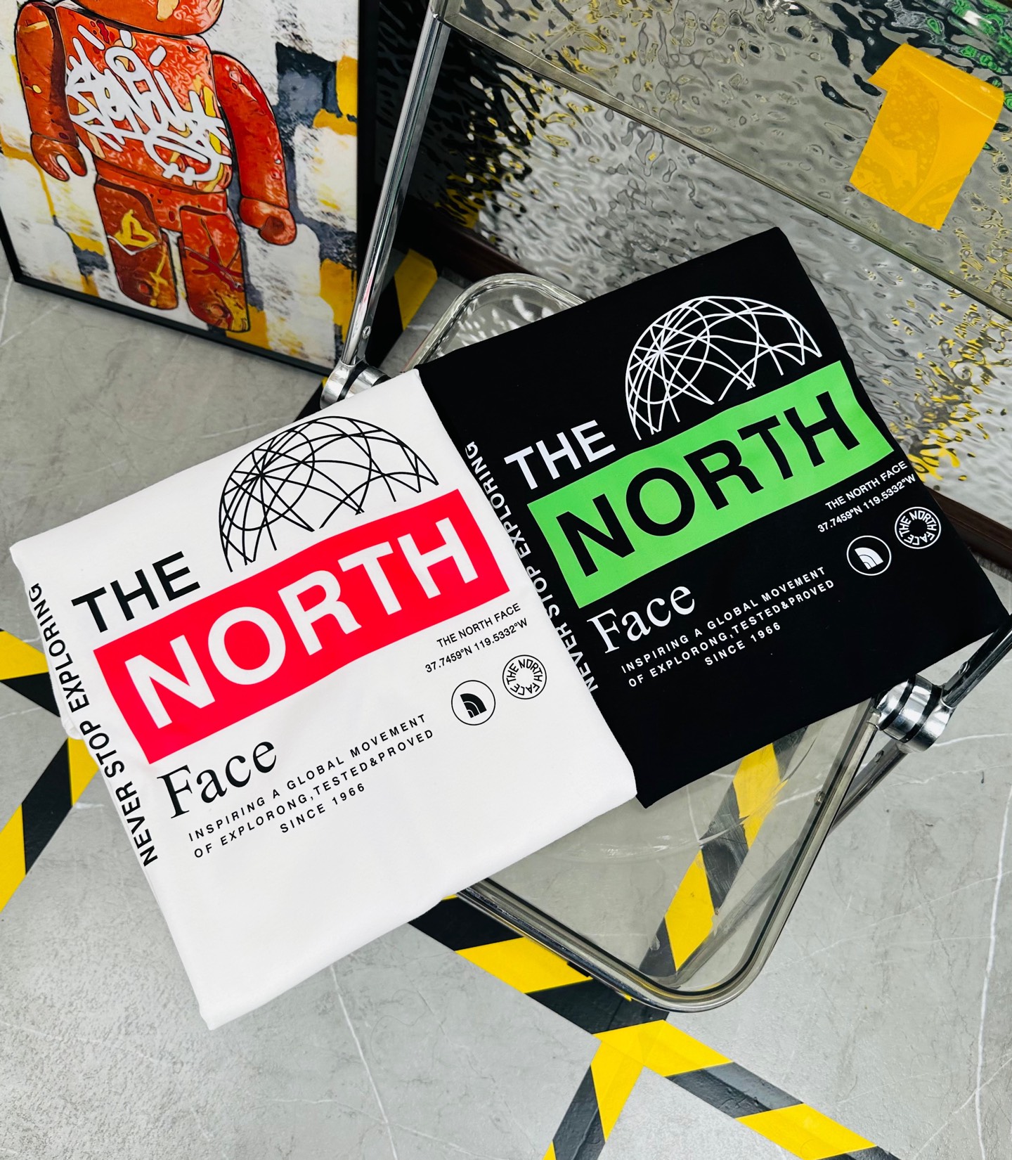 DT💰80 （高版本带芯片）
The North Face/北面25夏季新款印花休闲宽松情侣款 短袖T恤DT1037
细节:版本一比一复刻，吊牌 领标 水洗。带NFC芯片识别

面料：采用40织双纱320克面料，原版1:1高克重，纯棉螺纹领口，宽松版型，做工细节做到极致，区别市场普通货！

印花:德国进口数码印机 所以印花是超清晰的 穿久了也不会裂 普通的印花技术根本做不到!!

颜色:黑色 白色 
尺码：M—2XL
尺码   M      L      XL    2XL
衣长   72     74     76     78
胸围  110   114    118    122
袖长   17     18      19      20
肩宽   40    41      42     43
M   【130斤－140斤】
 L   【145斤－160斤】 
XL  【165斤－180斤】
2XL【185斤－220斤】