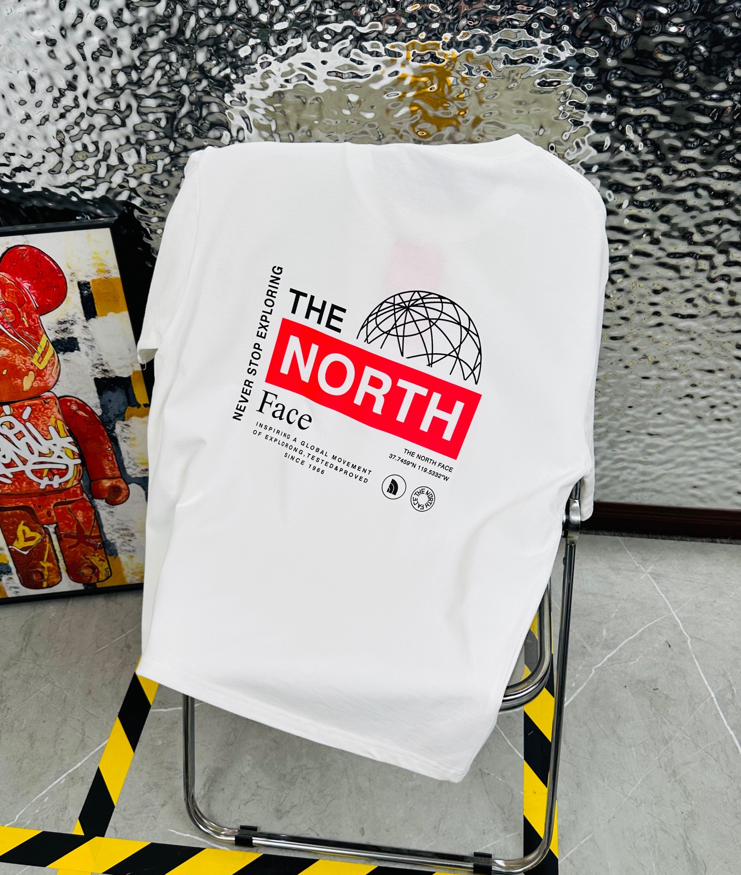 DT💰80 （高版本带芯片）
The North Face/北面25夏季新款印花休闲宽松情侣款 短袖T恤DT1037
细节:版本一比一复刻，吊牌 领标 水洗。带NFC芯片识别

面料：采用40织双纱320克面料，原版1:1高克重，纯棉螺纹领口，宽松版型，做工细节做到极致，区别市场普通货！

印花:德国进口数码印机 所以印花是超清晰的 穿久了也不会裂 普通的印花技术根本做不到!!

颜色:黑色 白色 
尺码：M—2XL
尺码   M      L      XL    2XL
衣长   72     74     76     78
胸围  110   114    118    122
袖长   17     18      19      20
肩宽   40    41      42     43
M   【130斤－140斤】
 L   【145斤－160斤】 
XL  【165斤－180斤】
2XL【185斤－220斤】