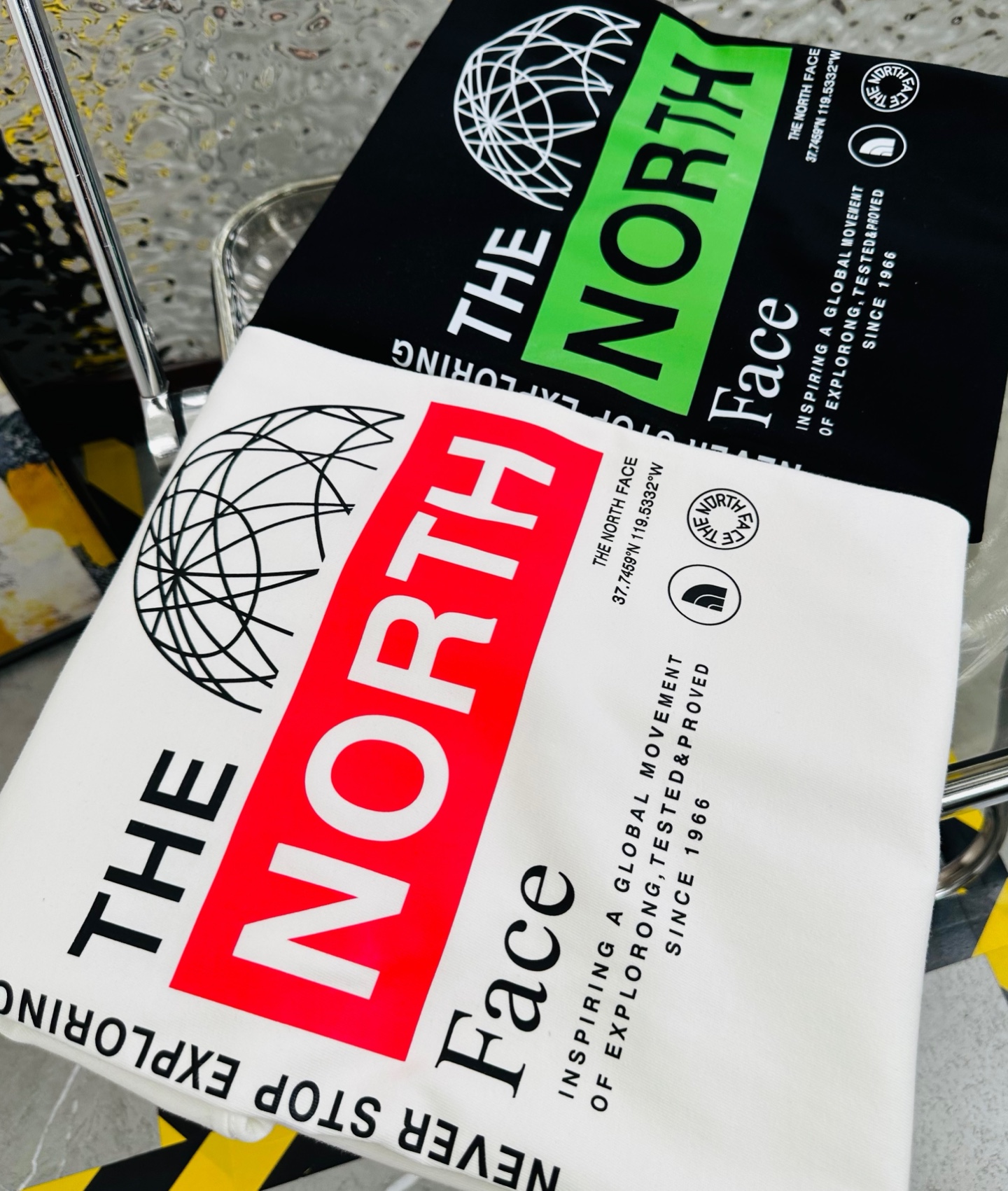 DT💰80 （高版本带芯片）
The North Face/北面25夏季新款印花休闲宽松情侣款 短袖T恤DT1037
细节:版本一比一复刻，吊牌 领标 水洗。带NFC芯片识别

面料：采用40织双纱320克面料，原版1:1高克重，纯棉螺纹领口，宽松版型，做工细节做到极致，区别市场普通货！

印花:德国进口数码印机 所以印花是超清晰的 穿久了也不会裂 普通的印花技术根本做不到!!

颜色:黑色 白色 
尺码：M—2XL
尺码   M      L      XL    2XL
衣长   72     74     76     78
胸围  110   114    118    122
袖长   17     18      19      20
肩宽   40    41      42     43
M   【130斤－140斤】
 L   【145斤－160斤】 
XL  【165斤－180斤】
2XL【185斤－220斤】