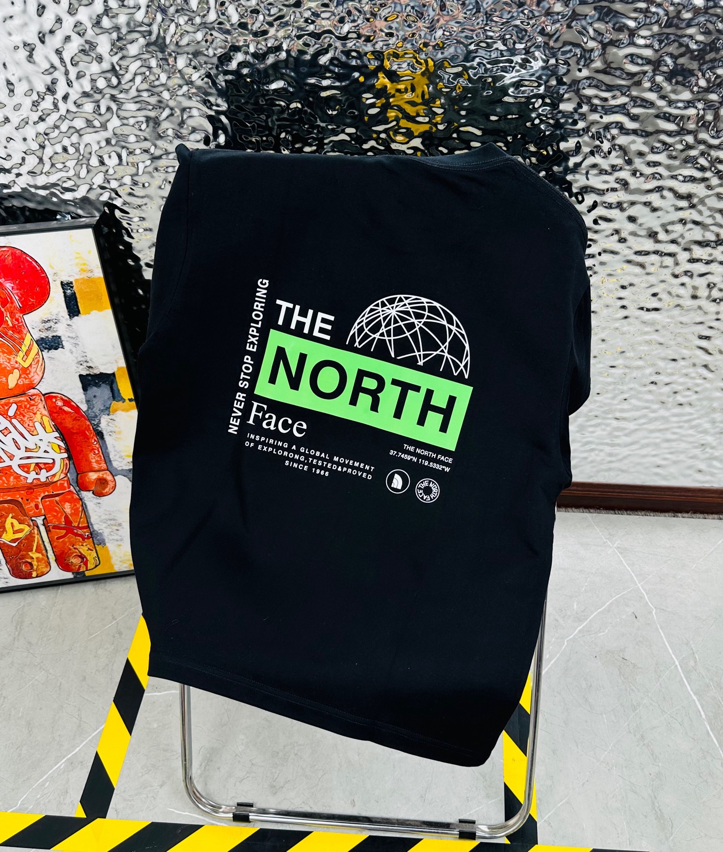 DT💰80 （高版本带芯片）
The North Face/北面25夏季新款印花休闲宽松情侣款 短袖T恤DT1037
细节:版本一比一复刻，吊牌 领标 水洗。带NFC芯片识别

面料：采用40织双纱320克面料，原版1:1高克重，纯棉螺纹领口，宽松版型，做工细节做到极致，区别市场普通货！

印花:德国进口数码印机 所以印花是超清晰的 穿久了也不会裂 普通的印花技术根本做不到!!

颜色:黑色 白色 
尺码：M—2XL
尺码   M      L      XL    2XL
衣长   72     74     76     78
胸围  110   114    118    122
袖长   17     18      19      20
肩宽   40    41      42     43
M   【130斤－140斤】
 L   【145斤－160斤】 
XL  【165斤－180斤】
2XL【185斤－220斤】