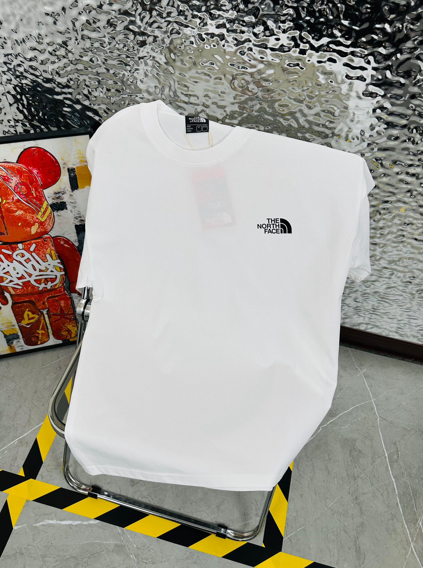 DT💰80 （高版本带芯片）
The North Face/北面25夏季新款印花休闲宽松情侣款 短袖T恤DT1037
细节:版本一比一复刻，吊牌 领标 水洗。带NFC芯片识别

面料：采用40织双纱320克面料，原版1:1高克重，纯棉螺纹领口，宽松版型，做工细节做到极致，区别市场普通货！

印花:德国进口数码印机 所以印花是超清晰的 穿久了也不会裂 普通的印花技术根本做不到!!

颜色:黑色 白色 
尺码：M—2XL
尺码   M      L      XL    2XL
衣长   72     74     76     78
胸围  110   114    118    122
袖长   17     18      19      20
肩宽   40    41      42     43
M   【130斤－140斤】
 L   【145斤－160斤】 
XL  【165斤－180斤】
2XL【185斤－220斤】