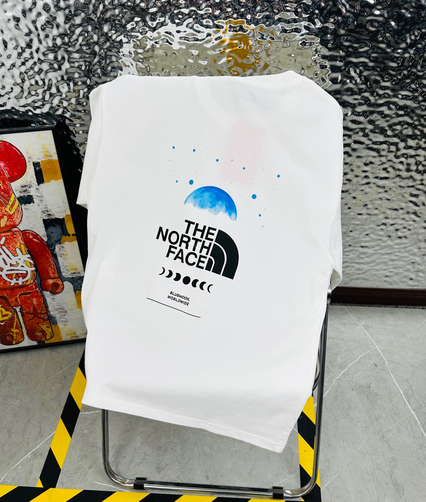 DT💰80 (高版本带芯片)
The North Face/北面25夏季新款印花休闲宽松情侣款 短袖T恤DT1038
细节:版本一比一复刻,吊牌 领标 水洗。带NFC芯片识别
面料:采用40织双纱320克面料,原版1:1高克重,纯棉螺纹领口,宽松版型,做工细节做到极致,区别市场普通货!
印花:德国进口数码印机 所以印花是超清晰的 穿久了也不会裂 普通的印花技术根本做不到!!
颜色:黑色 白色
尺码:M—2XL
尺码 M L XL 2XL
衣长 72 74 76 78
胸围 110 114 118 122
袖长 17 18 19 20
肩宽 40 41 42 43
M 【130斤-140斤】
L 【145斤-160斤】
XL 【165斤-180斤】
2XL【185斤-220斤】