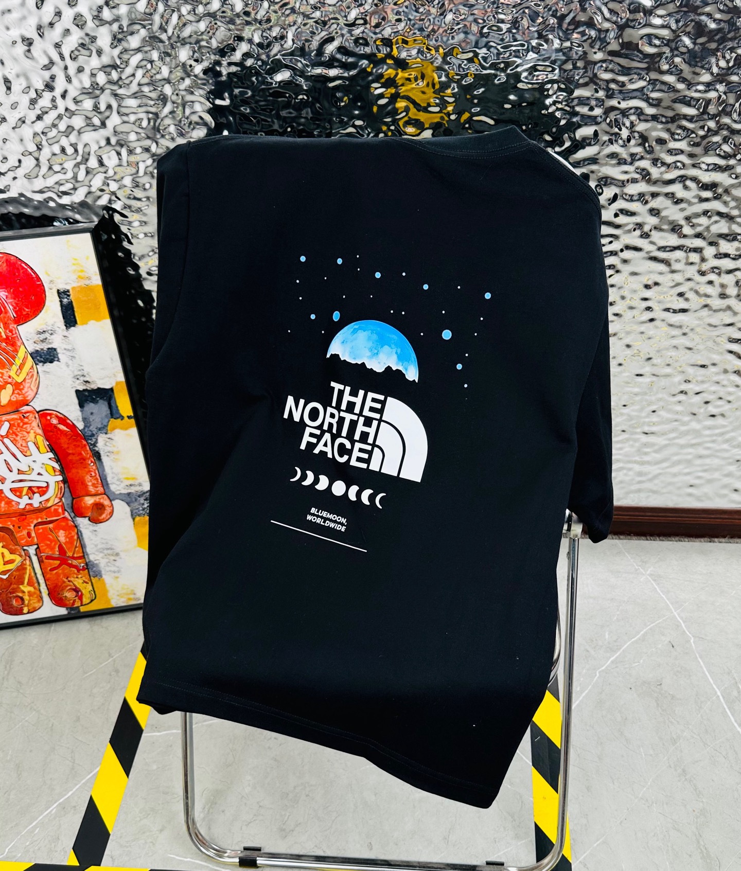 DT💰80 (高版本带芯片)
The North Face/北面25夏季新款印花休闲宽松情侣款 短袖T恤DT1038
细节:版本一比一复刻,吊牌 领标 水洗。带NFC芯片识别
面料:采用40织双纱320克面料,原版1:1高克重,纯棉螺纹领口,宽松版型,做工细节做到极致,区别市场普通货!
印花:德国进口数码印机 所以印花是超清晰的 穿久了也不会裂 普通的印花技术根本做不到!!
颜色:黑色 白色
尺码:M—2XL
尺码 M L XL 2XL
衣长 72 74 76 78
胸围 110 114 118 122
袖长 17 18 19 20
肩宽 40 41 42 43
M 【130斤-140斤】
L 【145斤-160斤】
XL 【165斤-180斤】
2XL【185斤-220斤】