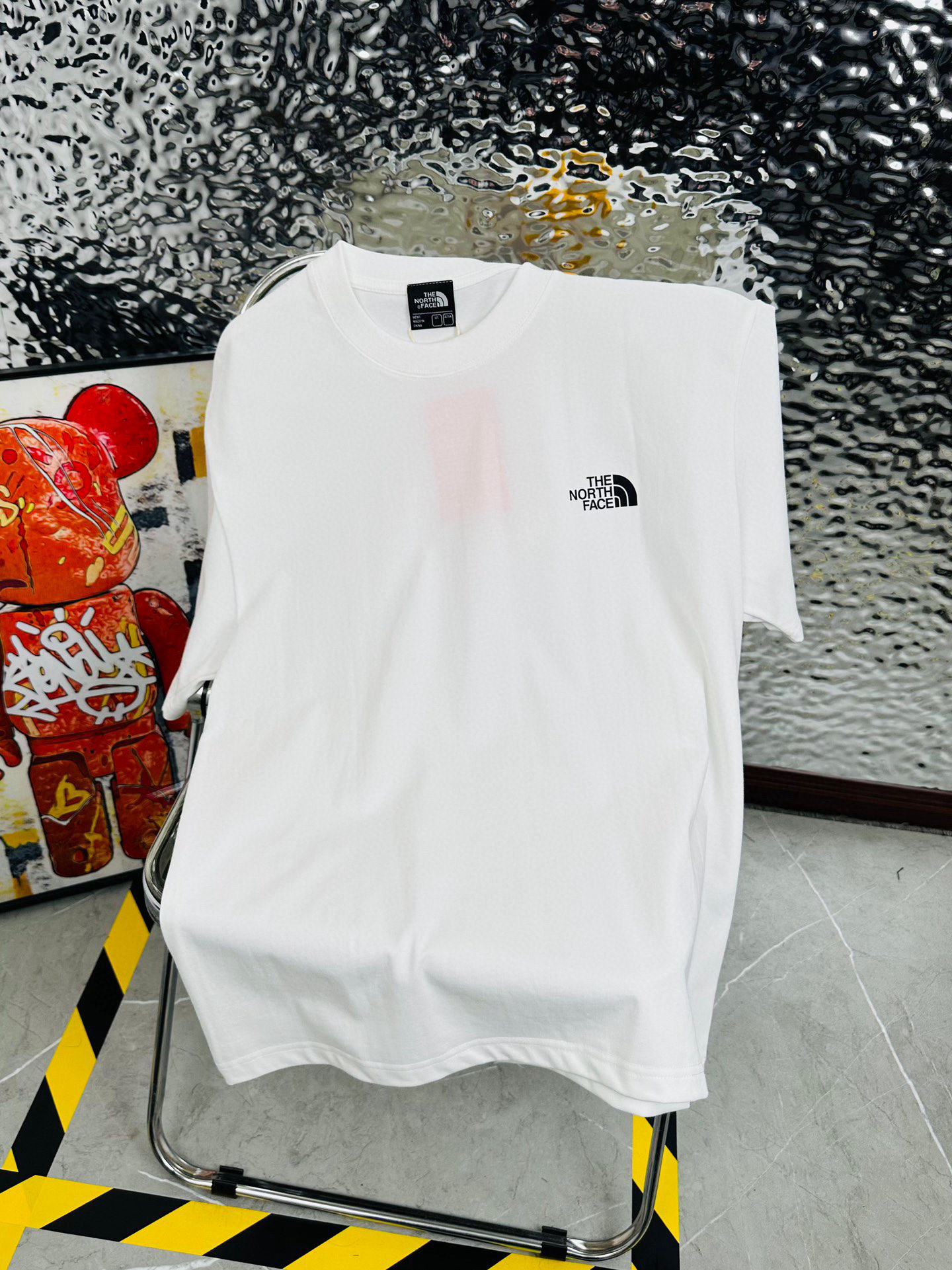 DT💰80 (高版本带芯片)
The North Face/北面25夏季新款印花休闲宽松情侣款 短袖T恤DT1038
细节:版本一比一复刻,吊牌 领标 水洗。带NFC芯片识别
面料:采用40织双纱320克面料,原版1:1高克重,纯棉螺纹领口,宽松版型,做工细节做到极致,区别市场普通货!
印花:德国进口数码印机 所以印花是超清晰的 穿久了也不会裂 普通的印花技术根本做不到!!
颜色:黑色 白色
尺码:M—2XL
尺码 M L XL 2XL
衣长 72 74 76 78
胸围 110 114 118 122
袖长 17 18 19 20
肩宽 40 41 42 43
M 【130斤-140斤】
L 【145斤-160斤】
XL 【165斤-180斤】
2XL【185斤-220斤】