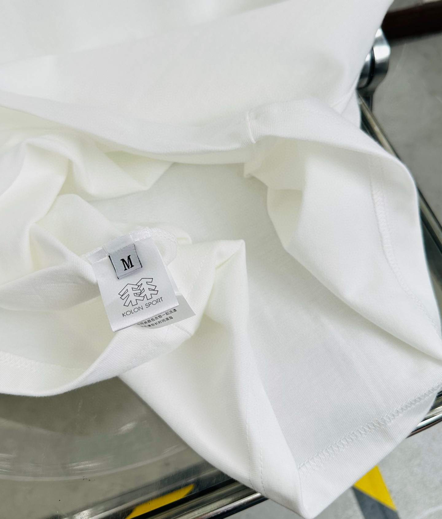DT💰80 (可隆)
KOLON SPORT/可隆jeon handful插画师联名25夏季新款印花休闲宽松情侣款 短袖T恤DT1043
细节:版本一比一复刻,吊牌 领标 水洗。
面料:采用40织双纱320克面料,原版1:1高克重,纯棉螺纹领口,宽松版型,做工细节做到极致,区别市场普通货!
印花:德国进口数码印机 所以印花是超清晰的 穿久了也不会裂 普通的印花技术根本做不到!!
颜色:白色 绿色
尺码:M—2XL
尺码 M L XL 2XL
衣长 72 74 76 78
胸围 110 114 118 122
袖长 17 18 19 20
肩宽 40 41 42 43
M 【130斤-140斤】
L 【145斤-160斤】
XL 【165斤-180斤】
2XL【185斤-220斤】