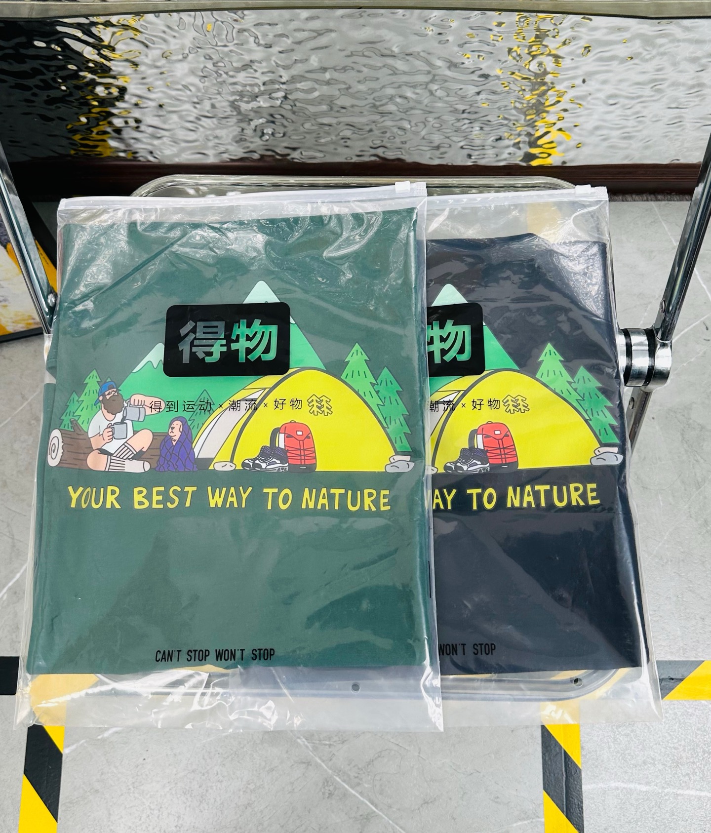 DT💰80 (可隆)
KOLON SPORT/可隆jeon handful插画师联名25夏季新款印花休闲宽松情侣款 短袖T恤DT1043
细节:版本一比一复刻,吊牌 领标 水洗。
面料:采用40织双纱320克面料,原版1:1高克重,纯棉螺纹领口,宽松版型,做工细节做到极致,区别市场普通货!
印花:德国进口数码印机 所以印花是超清晰的 穿久了也不会裂 普通的印花技术根本做不到!!
颜色:白色 绿色
尺码:M—2XL
尺码 M L XL 2XL
衣长 72 74 76 78
胸围 110 114 118 122
袖长 17 18 19 20
肩宽 40 41 42 43
M 【130斤-140斤】
L 【145斤-160斤】
XL 【165斤-180斤】
2XL【185斤-220斤】