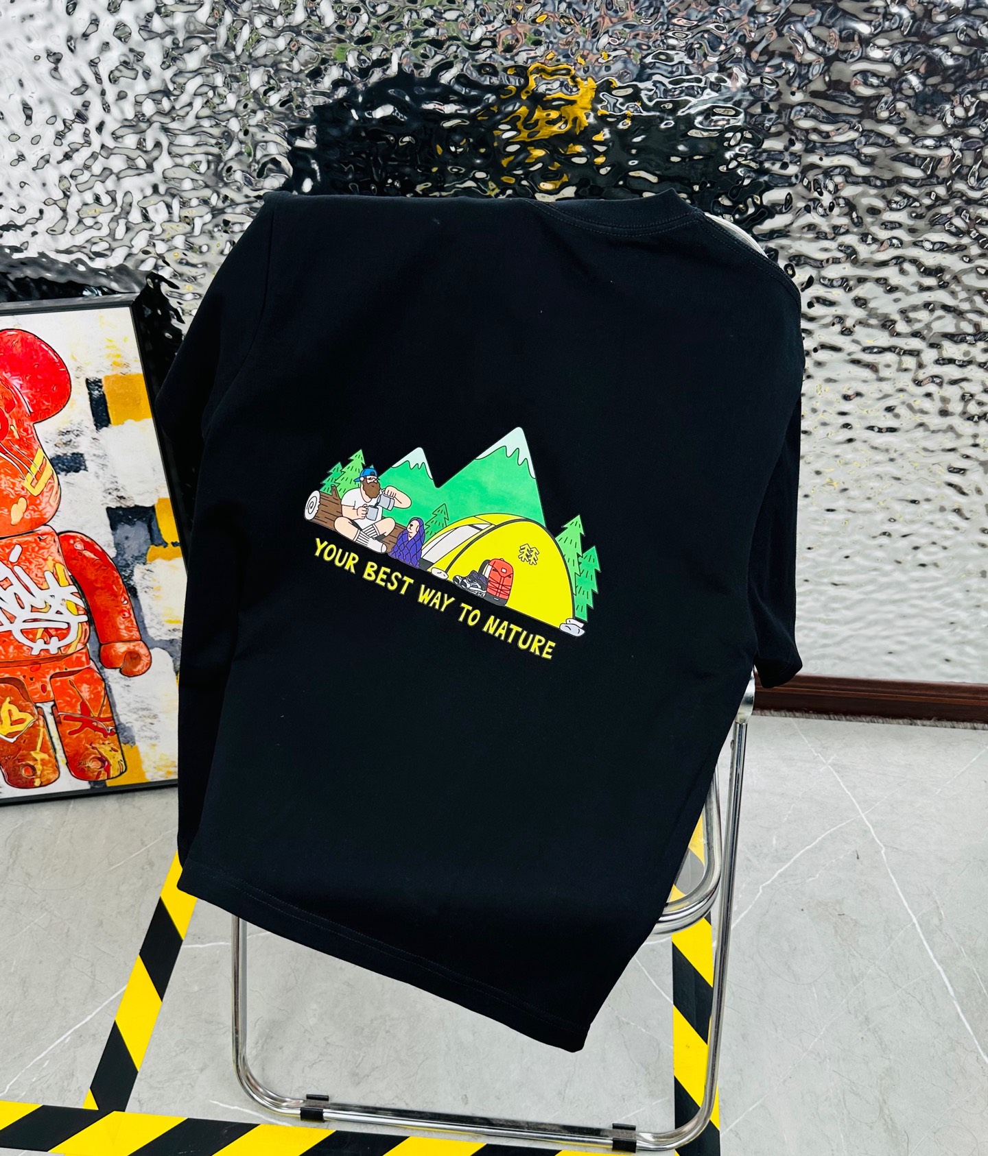 DT💰80 (可隆)
KOLON SPORT/可隆jeon handful插画师联名25夏季新款印花休闲宽松情侣款 短袖T恤DT1043
细节:版本一比一复刻,吊牌 领标 水洗。
面料:采用40织双纱320克面料,原版1:1高克重,纯棉螺纹领口,宽松版型,做工细节做到极致,区别市场普通货!
印花:德国进口数码印机 所以印花是超清晰的 穿久了也不会裂 普通的印花技术根本做不到!!
颜色:白色 绿色
尺码:M—2XL
尺码 M L XL 2XL
衣长 72 74 76 78
胸围 110 114 118 122
袖长 17 18 19 20
肩宽 40 41 42 43
M 【130斤-140斤】
L 【145斤-160斤】
XL 【165斤-180斤】
2XL【185斤-220斤】