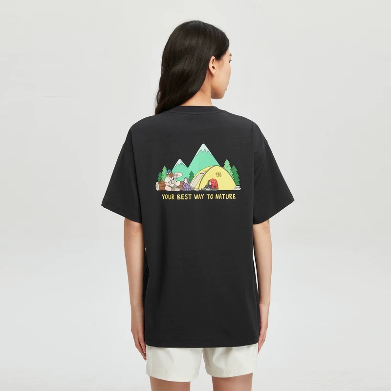 DT💰80 (可隆)
KOLON SPORT/可隆jeon handful插画师联名25夏季新款印花休闲宽松情侣款 短袖T恤DT1043
细节:版本一比一复刻，吊牌 领标 水洗。

面料：采用40织双纱320克面料，原版1:1高克重，纯棉螺纹领口，宽松版型，做工细节做到极致，区别市场普通货！

印花:德国进口数码印机 所以印花是超清晰的 穿久了也不会裂 普通的印花技术根本做不到!!

颜色:白色 绿色
尺码：M—2XL
尺码   M      L      XL    2XL
衣长   72     74     76     78
胸围  110   114    118    122
袖长   17     18      19      20
肩宽   40    41      42     43
M   【130斤－140斤】
 L   【145斤－160斤】 
XL  【165斤－180斤】
2XL【185斤－220斤】