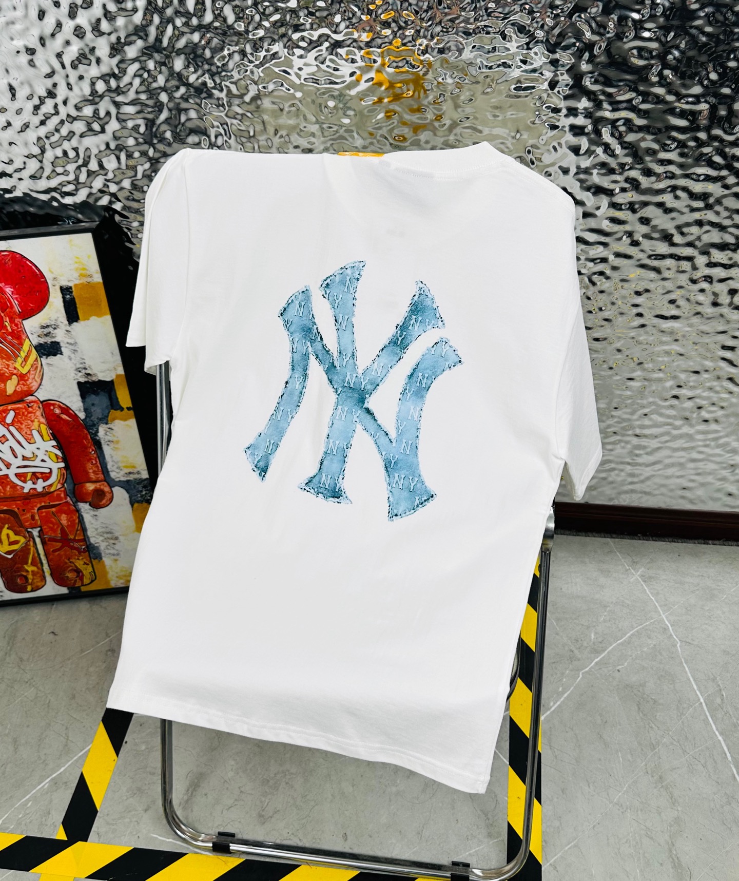 包邮 带NFC芯片识别高版本 高版本带芯片MLB夏季新花印花休闲宽松情侣款 短袖T恤DT1072 细节:版本一比一复刻,吊牌 领标 水洗. 面料:采用40织双纱300克面料,原版1:1高克重,纯棉螺纹领口,宽松版型,做工细节做到极致,区别市场普通货! 印花:德国进口数码印机 所以印花是超清晰的 穿久了也不会裂 普通的印花技术根本做不到 颜色:白色 黑色 衣长 72 74 76 78 胸围 110 114 118 122 袖长 17 18 19 20 肩宽 40 41 42 43 M 【130斤-140斤】 L 【145斤-160斤】 XL 【165斤-180斤】 2XL【185斤-220斤】