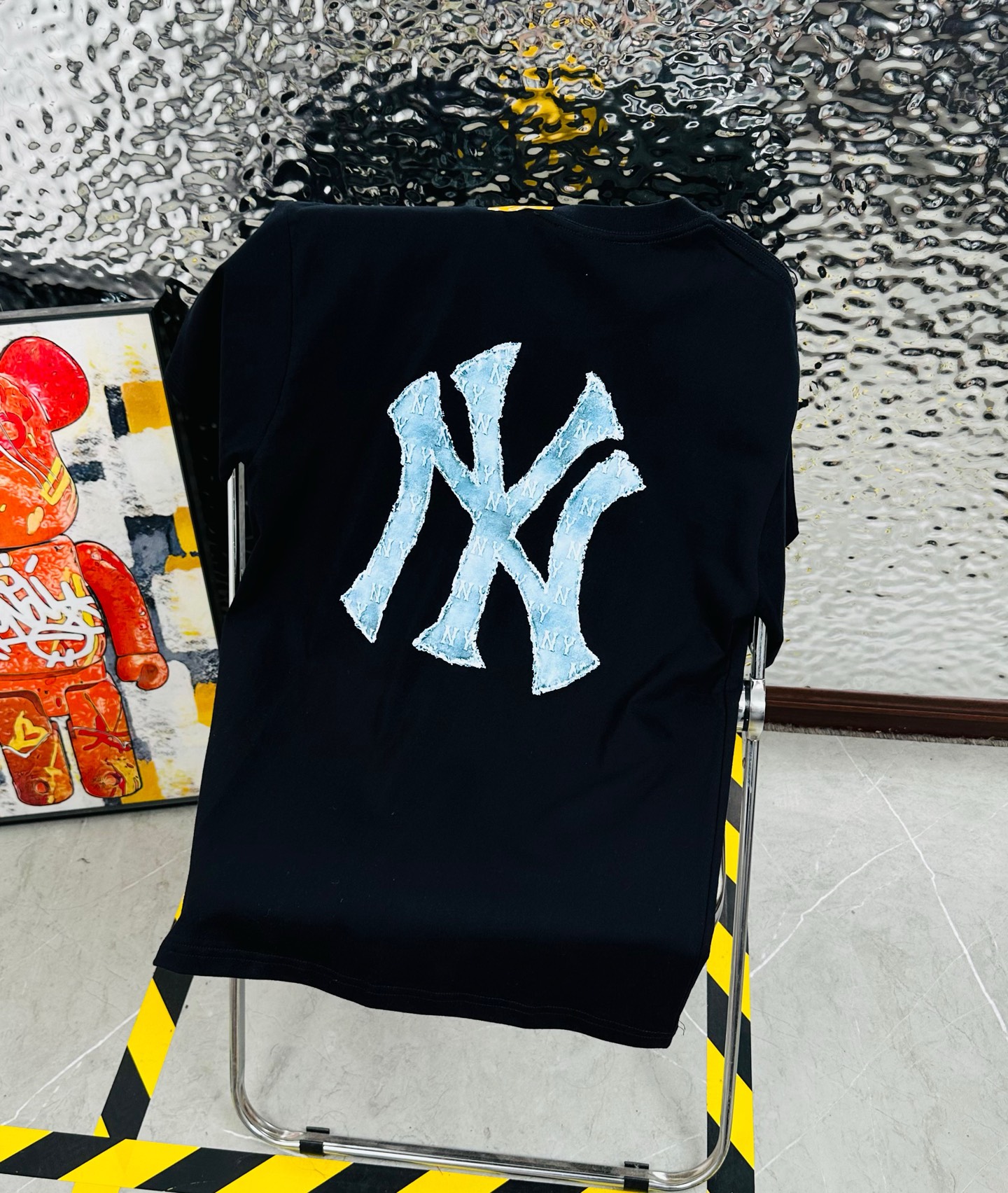 包邮 带NFC芯片识别高版本 高版本带芯片MLB夏季新花印花休闲宽松情侣款 短袖T恤DT1072 细节:版本一比一复刻,吊牌 领标 水洗. 面料:采用40织双纱300克面料,原版1:1高克重,纯棉螺纹领口,宽松版型,做工细节做到极致,区别市场普通货! 印花:德国进口数码印机 所以印花是超清晰的 穿久了也不会裂 普通的印花技术根本做不到 颜色:白色 黑色 衣长 72 74 76 78 胸围 110 114 118 122 袖长 17 18 19 20 肩宽 40 41 42 43 M 【130斤-140斤】 L 【145斤-160斤】 XL 【165斤-180斤】 2XL【185斤-220斤】