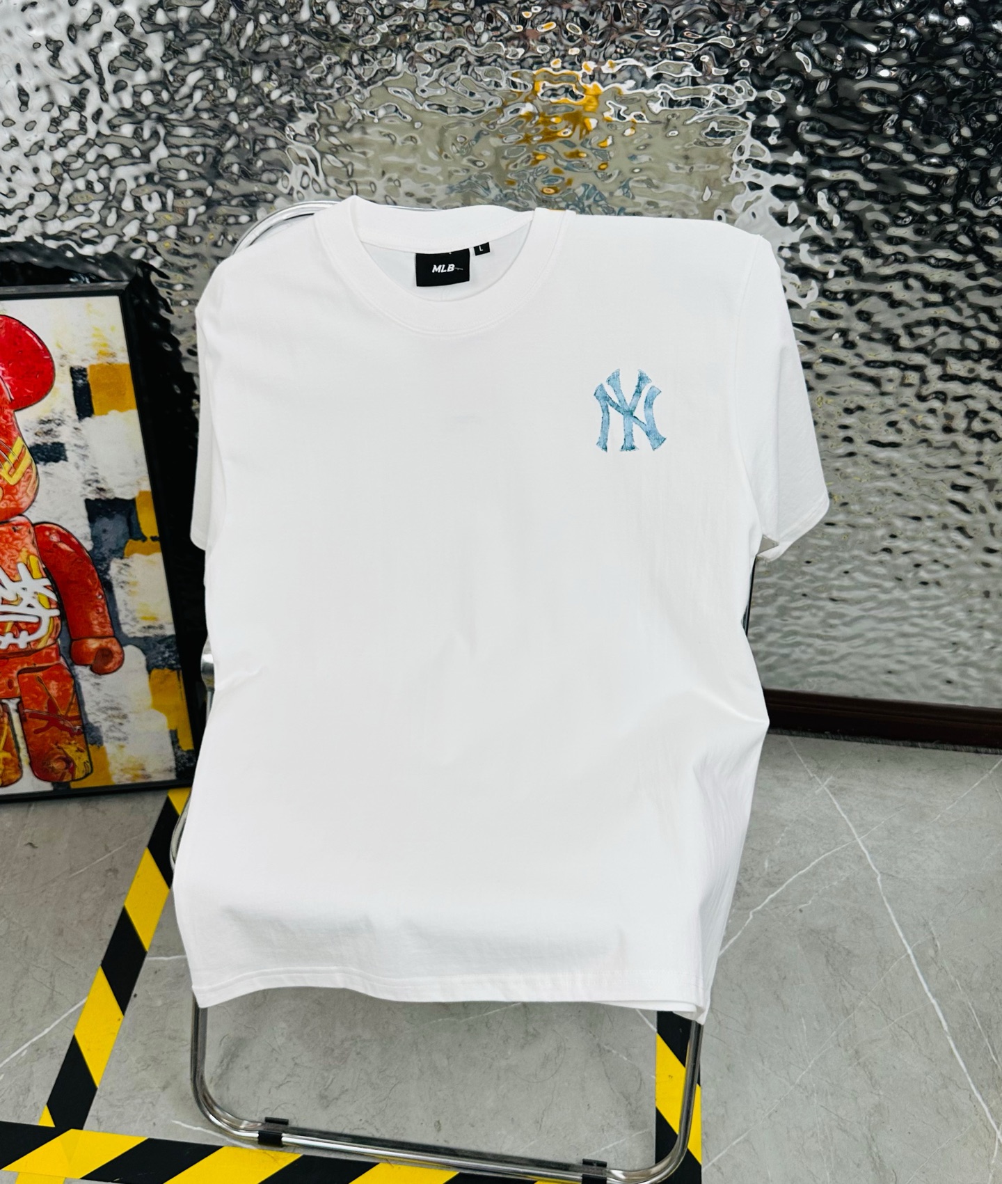 包邮 带NFC芯片识别高版本 高版本带芯片MLB夏季新花印花休闲宽松情侣款 短袖T恤DT1072 细节:版本一比一复刻,吊牌 领标 水洗. 面料:采用40织双纱300克面料,原版1:1高克重,纯棉螺纹领口,宽松版型,做工细节做到极致,区别市场普通货! 印花:德国进口数码印机 所以印花是超清晰的 穿久了也不会裂 普通的印花技术根本做不到 颜色:白色 黑色 衣长 72 74 76 78 胸围 110 114 118 122 袖长 17 18 19 20 肩宽 40 41 42 43 M 【130斤-140斤】 L 【145斤-160斤】 XL 【165斤-180斤】 2XL【185斤-220斤】