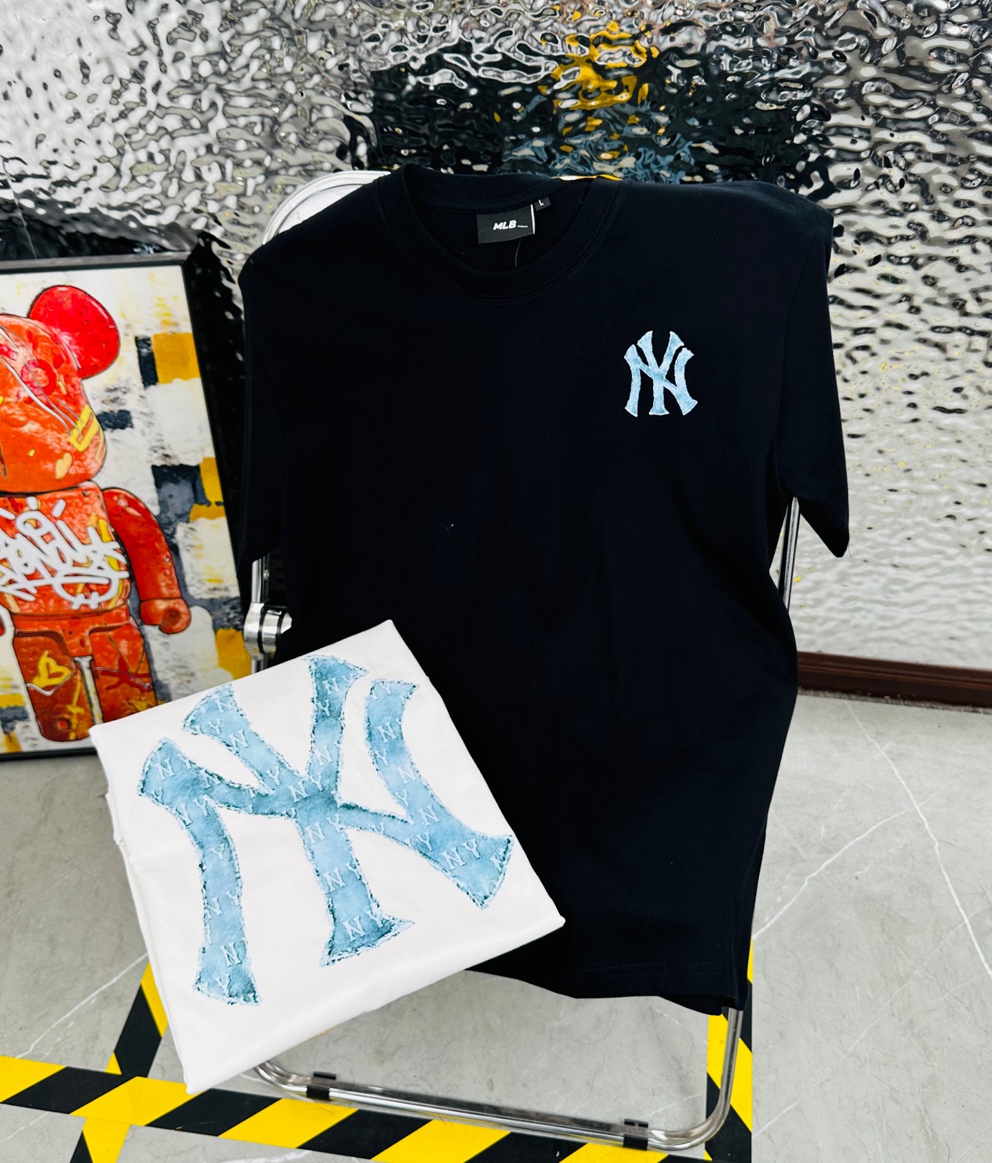 包邮 带NFC芯片识别高版本 高版本带芯片MLB夏季新花印花休闲宽松情侣款 短袖T恤DT1072 细节:版本一比一复刻,吊牌 领标 水洗. 面料:采用40织双纱300克面料,原版1:1高克重,纯棉螺纹领口,宽松版型,做工细节做到极致,区别市场普通货! 印花:德国进口数码印机 所以印花是超清晰的 穿久了也不会裂 普通的印花技术根本做不到 颜色:白色 黑色 衣长 72 74 76 78 胸围 110 114 118 122 袖长 17 18 19 20 肩宽 40 41 42 43 M 【130斤-140斤】 L 【145斤-160斤】 XL 【165斤-180斤】 2XL【185斤-220斤】