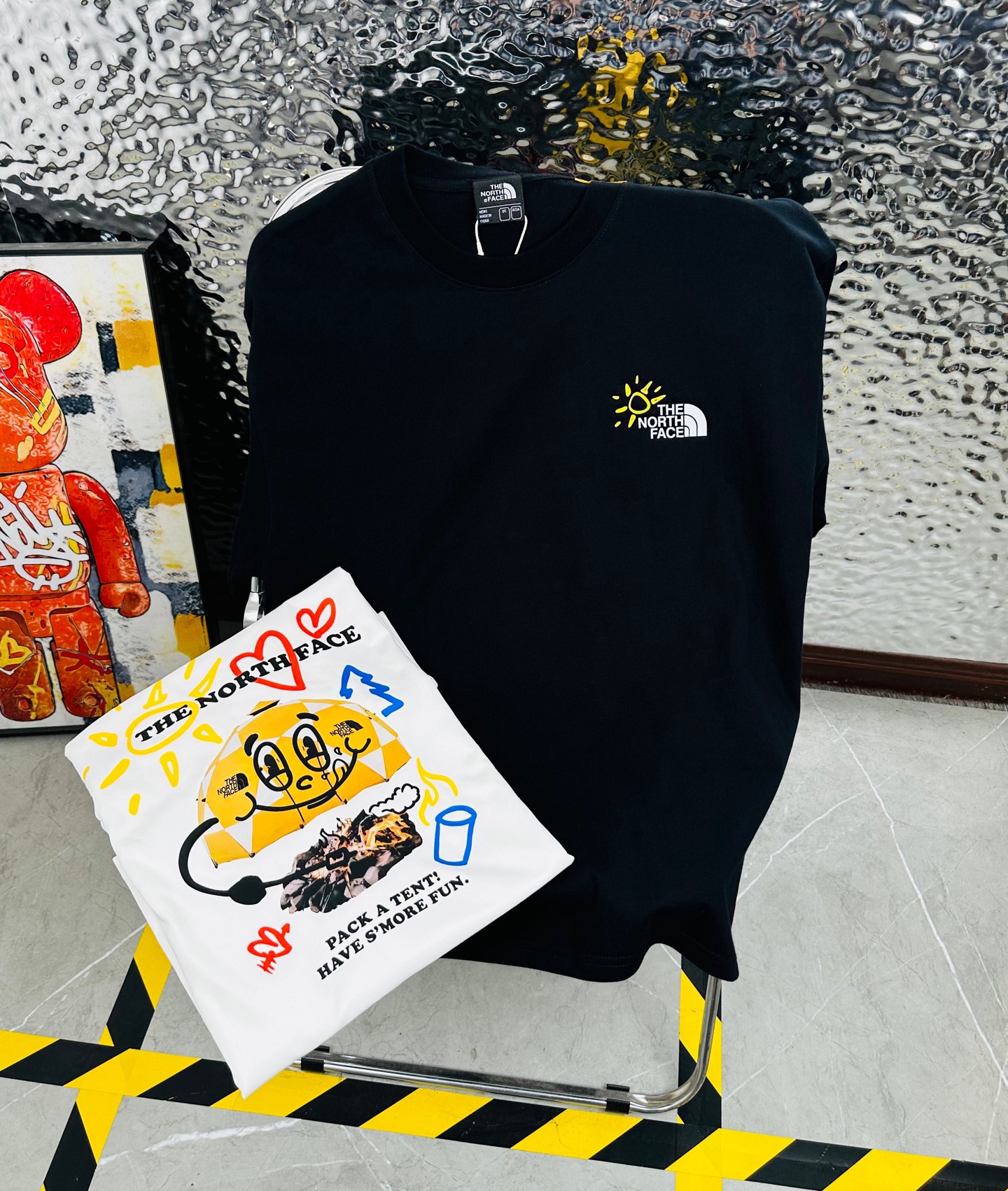 💰175包邮
The North Face/北面25夏季新款印花休闲宽松情侣款 短袖T恤DT1073
细节:版本一比一复刻，吊牌 领标 水洗。带NFC芯片识别

面料：采用40织双纱300克面料，原版1:1高克重，纯棉螺纹领口，宽松版型，做工细节做到极致，区别市场普通货！

印花:德国进口数码印机 所以印花是超清晰的 穿久了也不会裂 普通的印花技术根本做不到!!

颜色:黑色 白色 咖啡色
尺码：M—2XL
尺码   M      L      XL    2XL
衣长   72     74     76     78
胸围  110   114    118    122
袖长   17     18      19      20
肩宽   40    41      42     43
M   【130斤－140斤】
 L   【145斤－160斤】 
XL  【165斤－180斤】
2XL【185斤－220斤】