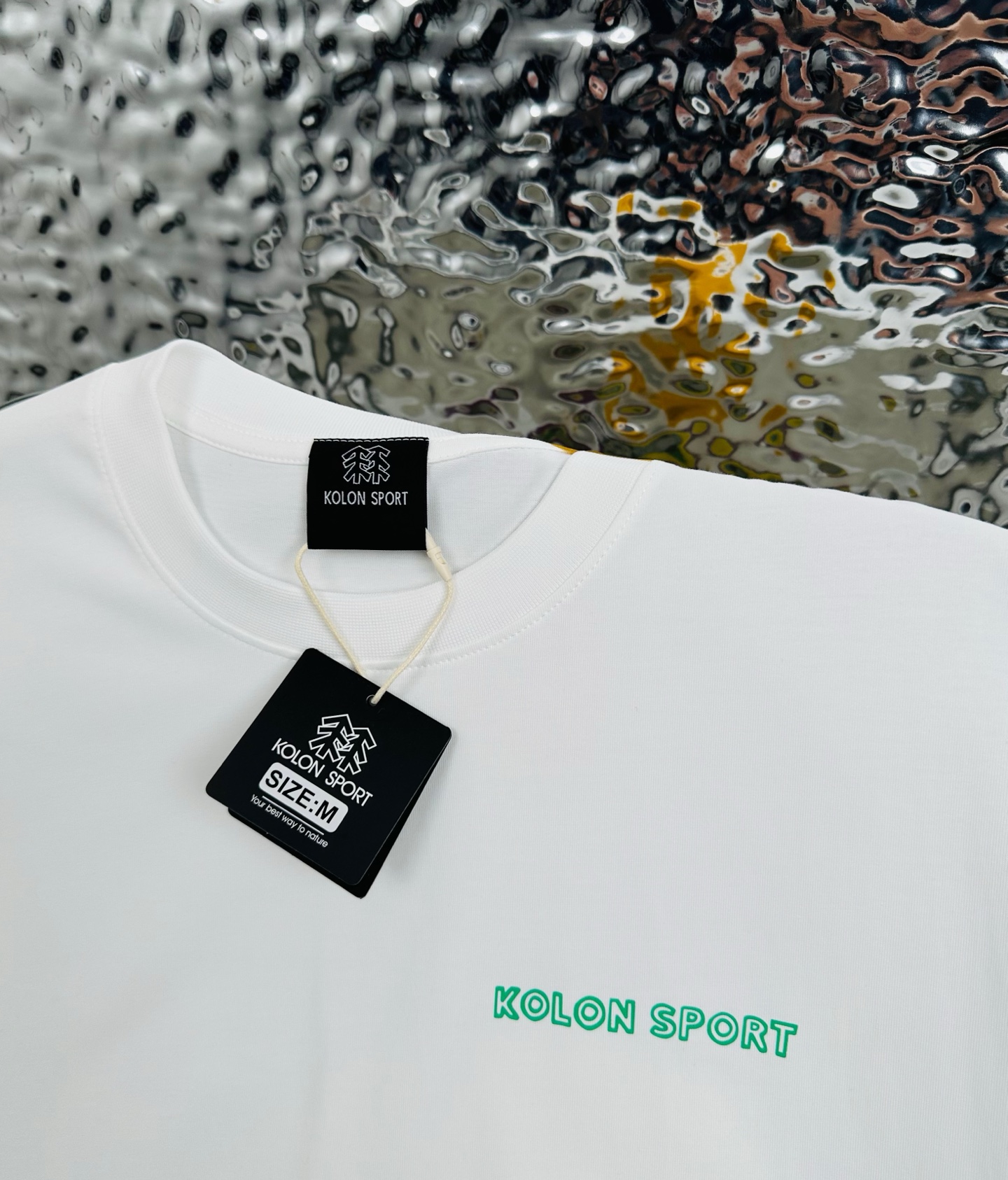 DT💰80 (可隆)
KOLON SPORT/可隆25夏季新款印花休闲宽松情侣款 短袖T恤DT1074
细节:版本一比一复刻，吊牌 领标 水洗。

面料：采用40织双纱300克面料，不闷厚，原版1:1高克重，纯棉螺纹领口，宽松版型，做工细节做到极致，区别市场普通货！

印花:德国进口数码印机 所以印花是超清晰的 穿久了也不会裂 普通的印花技术根本做不到!!

颜色:白色 咖啡色
尺码：M—2XL
尺码   M      L      XL    2XL
衣长   72     74     76     78
胸围  110   114    118    122
袖长   17     18      19      20
肩宽   40    41      42     43
M   【130斤－140斤】
 L   【145斤－160斤】 
XL  【165斤－180斤】
2XL【185斤－220斤】
