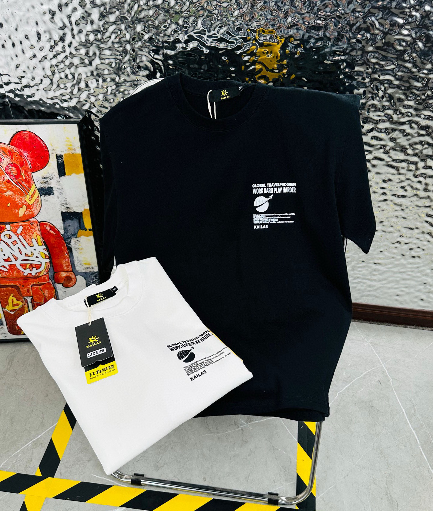 包邮 KAILAS/凯乐石25夏季新款印花休闲宽松情侣款 短袖T恤DT1047 细节:版本一比一复刻,吊牌 领标 水洗. 面料:采用40织双纱320克面料,原版1:1高克重,纯棉螺纹领口,宽松版型,做工细节做到极致,区别市场普通货! 印花:德国进口数码印机 所以印花是超清晰的 穿久了也不会裂 普通的印花技术根本做不到 颜色:黑色 白色 衣长 72 74 76 78 胸围 110 114 118 122 袖长 17 18 19 20 肩宽 40 41 42 43 M 【130斤-140斤】 L 【145斤-160斤】 XL 【165斤-180斤】 2XL【185斤-220斤】