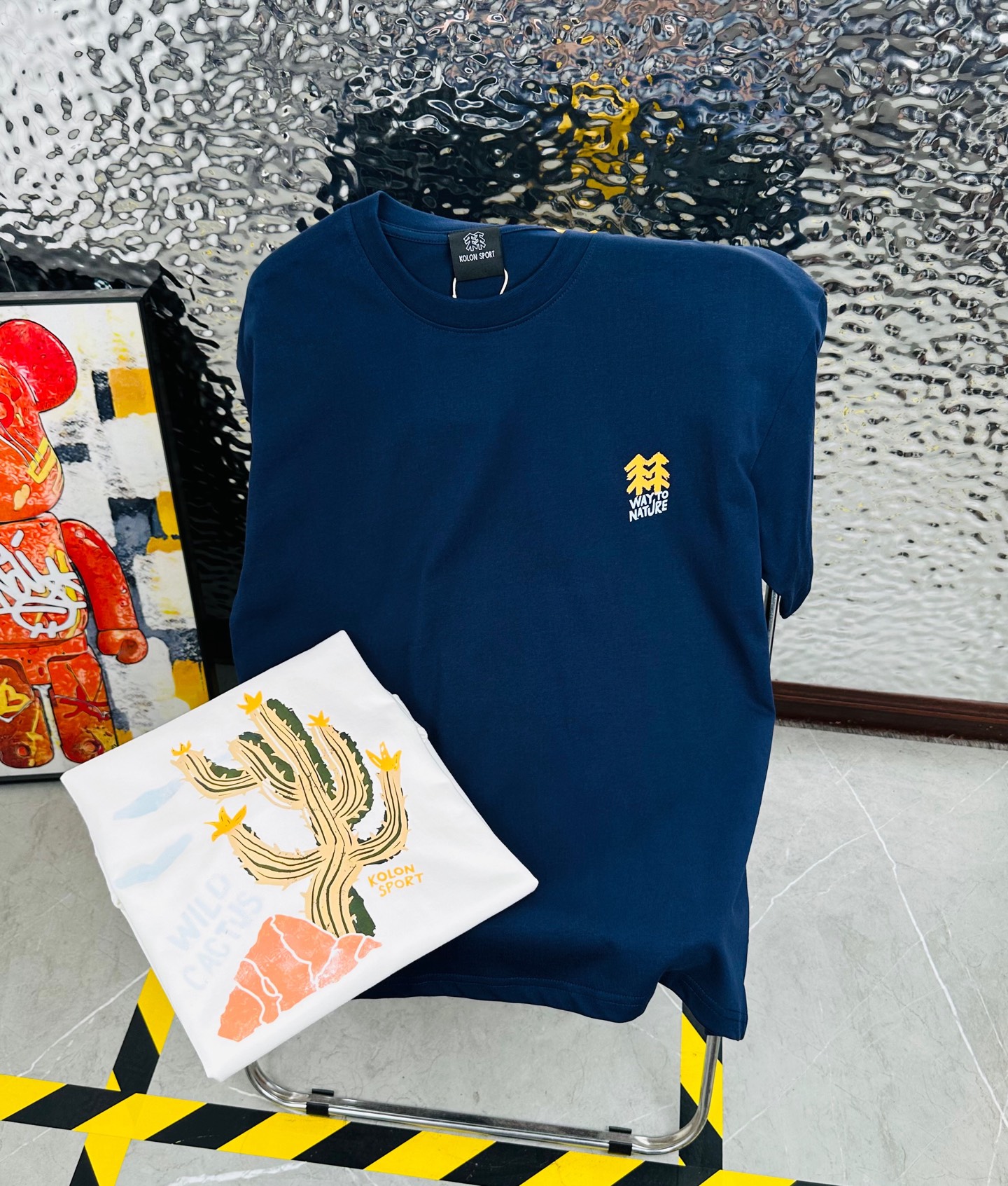 包邮 KOLON SPORT/可隆25夏季新款印花休闲宽松情侣款 短袖T恤DT1075 细节:版本一比一复刻,吊牌 领标 水洗. 面料:采用40织双纱300克面料,不闷厚,原版1:1高克重,纯棉螺纹领口,宽松版型,做工细节做到极致,区别市场普通货! 印花:德国进口数码印机 所以印花是超清晰的 穿久了也不会裂 普通的印花技术根本做不到 颜色:白色 咖啡色 藏青色 衣长 72 74 76 78 胸围 110 114 118 122 袖长 17 18 19 20 肩宽 40 41 42 43 M 【130斤-140斤】 L 【145斤-160斤】 XL 【165斤-180斤】 2XL【185斤-220斤】