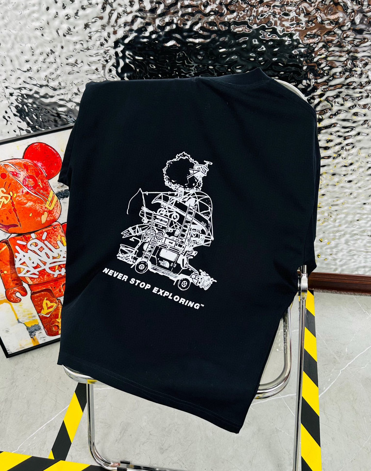 💰175包邮
The North Face/北面25夏季新款印花休闲宽松情侣款 短袖T恤D904
细节:版本一比一复刻，吊牌 领标 水洗。带NFC芯片识别

面料：采用40织双纱320克面料，原版1:1高克重，纯棉螺纹领口，宽松版型，做工细节做到极致，区别市场普通货！

印花:德国进口数码印机 所以印花是超清晰的 穿久了也不会裂 普通的印花技术根本做不到!!

颜色:黑色 白色
尺码：M—2XL
尺码   M      L      XL    2XL
衣长   72     74     76     78
胸围  110   114    118    122
袖长   17     18      19      20
肩宽   40    41      42     43
M   【130斤－140斤】
 L   【145斤－160斤】 
XL  【165斤－180斤】
2XL【185斤－220斤】