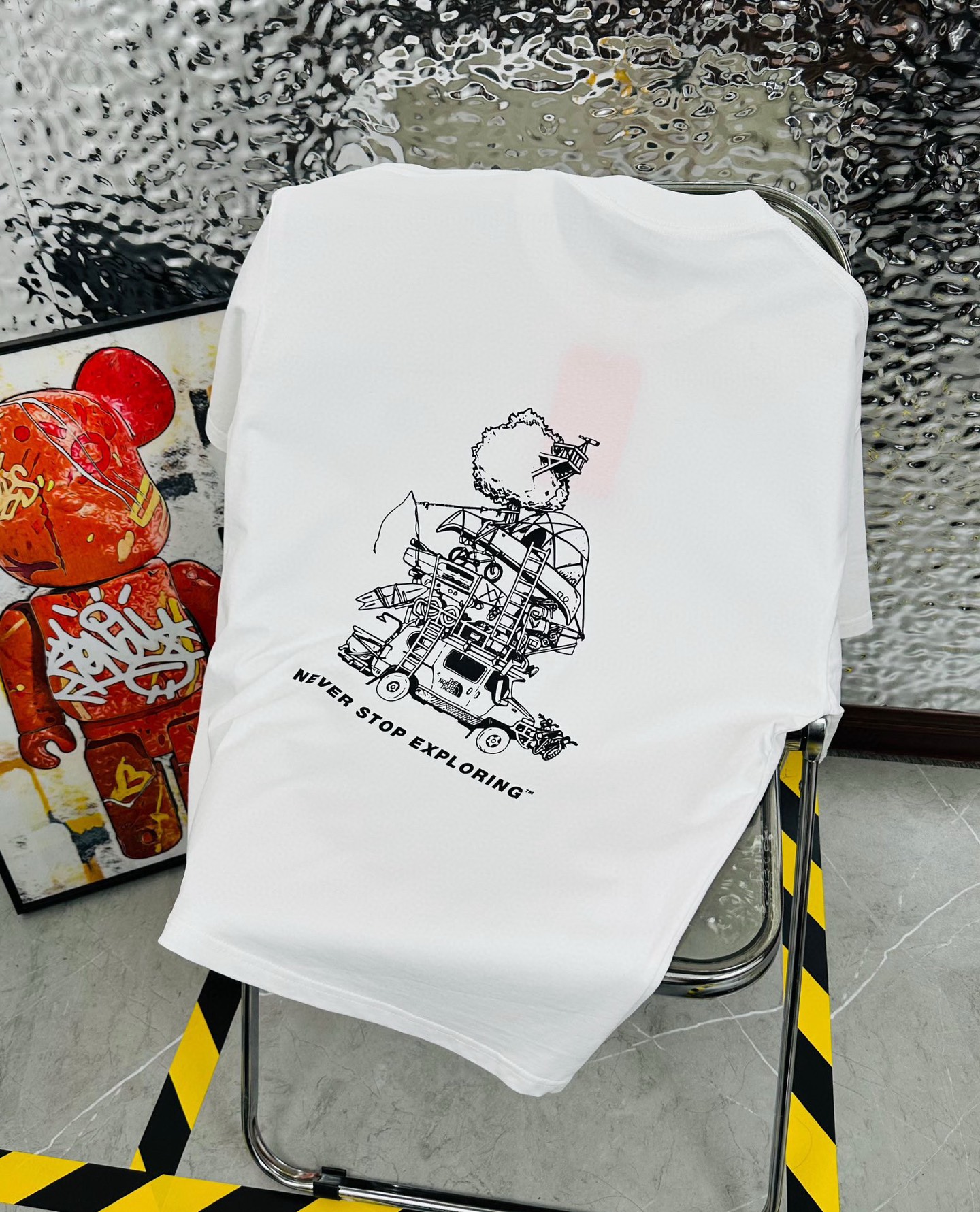 💰175包邮
The North Face/北面25夏季新款印花休闲宽松情侣款 短袖T恤D904
细节:版本一比一复刻，吊牌 领标 水洗。带NFC芯片识别

面料：采用40织双纱320克面料，原版1:1高克重，纯棉螺纹领口，宽松版型，做工细节做到极致，区别市场普通货！

印花:德国进口数码印机 所以印花是超清晰的 穿久了也不会裂 普通的印花技术根本做不到!!

颜色:黑色 白色
尺码：M—2XL
尺码   M      L      XL    2XL
衣长   72     74     76     78
胸围  110   114    118    122
袖长   17     18      19      20
肩宽   40    41      42     43
M   【130斤－140斤】
 L   【145斤－160斤】 
XL  【165斤－180斤】
2XL【185斤－220斤】