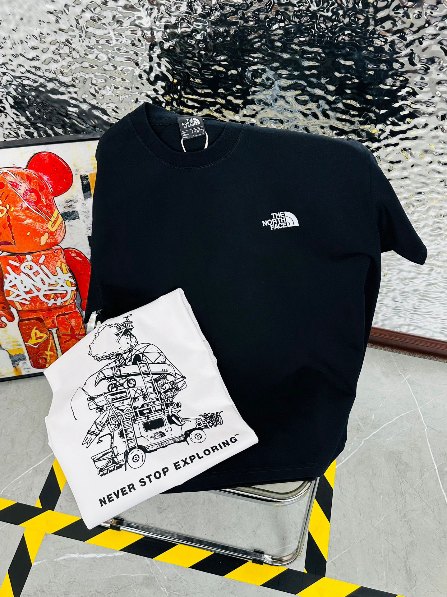 💰175包邮
The North Face/北面25夏季新款印花休闲宽松情侣款 短袖T恤D904
细节:版本一比一复刻，吊牌 领标 水洗。带NFC芯片识别

面料：采用40织双纱320克面料，原版1:1高克重，纯棉螺纹领口，宽松版型，做工细节做到极致，区别市场普通货！

印花:德国进口数码印机 所以印花是超清晰的 穿久了也不会裂 普通的印花技术根本做不到!!

颜色:黑色 白色
尺码：M—2XL
尺码   M      L      XL    2XL
衣长   72     74     76     78
胸围  110   114    118    122
袖长   17     18      19      20
肩宽   40    41      42     43
M   【130斤－140斤】
 L   【145斤－160斤】 
XL  【165斤－180斤】
2XL【185斤－220斤】