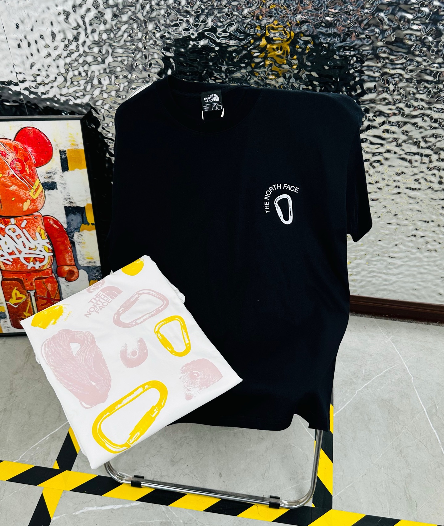 💰175包邮
The North Face/北面25夏季新款印花休闲宽松情侣款 短袖T恤DT1076
细节:版本一比一复刻，吊牌 领标 水洗。带NFC芯片识别

面料：采用40织双纱300克面料，原版1:1高克重，纯棉螺纹领口，宽松版型，做工细节做到极致，区别市场普通货！

印花:德国进口数码印机 所以印花是超清晰的 穿久了也不会裂 普通的印花技术根本做不到!!

颜色:黑色 白色 
尺码：M—2XL
尺码   M      L      XL    2XL
衣长   72     74     76     78
胸围  110   114    118    122
袖长   17     18      19      20
肩宽   40    41      42     43
M   【130斤－140斤】
 L   【145斤－160斤】 
XL  【165斤－180斤】
2XL【185斤－220斤】