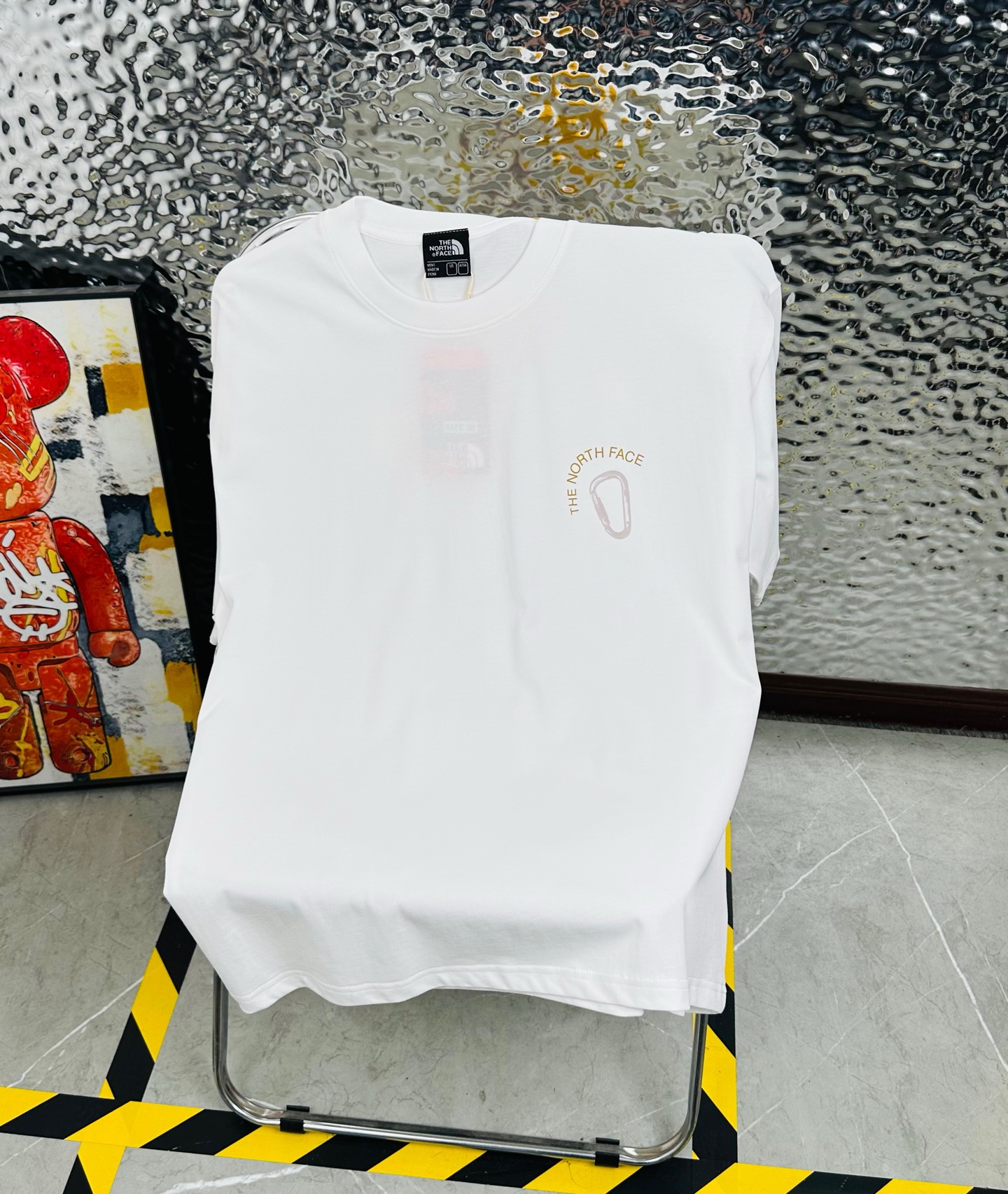 💰175包邮
The North Face/北面25夏季新款印花休闲宽松情侣款 短袖T恤DT1076
细节:版本一比一复刻，吊牌 领标 水洗。带NFC芯片识别

面料：采用40织双纱300克面料，原版1:1高克重，纯棉螺纹领口，宽松版型，做工细节做到极致，区别市场普通货！

印花:德国进口数码印机 所以印花是超清晰的 穿久了也不会裂 普通的印花技术根本做不到!!

颜色:黑色 白色 
尺码：M—2XL
尺码   M      L      XL    2XL
衣长   72     74     76     78
胸围  110   114    118    122
袖长   17     18      19      20
肩宽   40    41      42     43
M   【130斤－140斤】
 L   【145斤－160斤】 
XL  【165斤－180斤】
2XL【185斤－220斤】