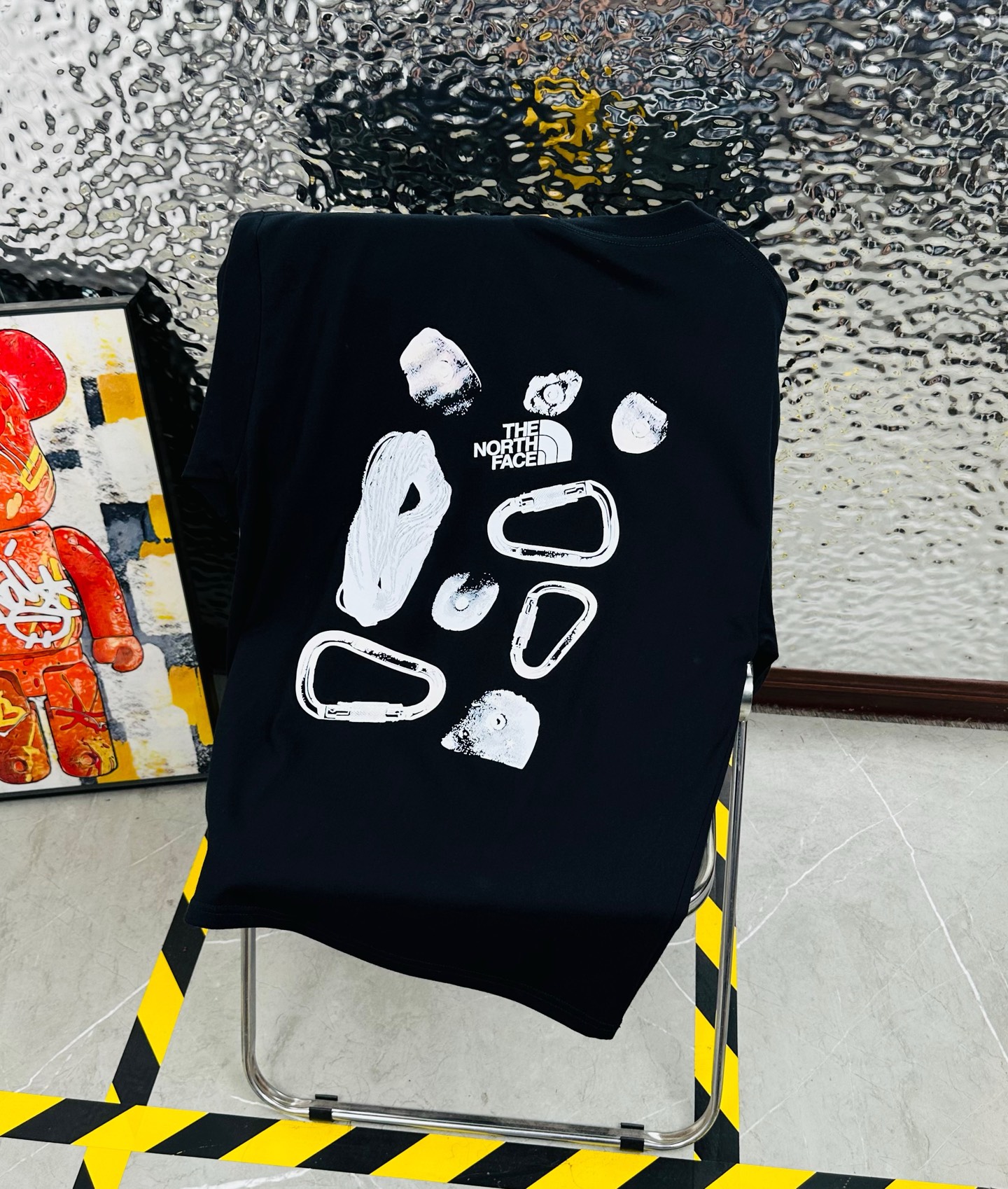 💰175包邮
The North Face/北面25夏季新款印花休闲宽松情侣款 短袖T恤DT1076
细节:版本一比一复刻，吊牌 领标 水洗。带NFC芯片识别

面料：采用40织双纱300克面料，原版1:1高克重，纯棉螺纹领口，宽松版型，做工细节做到极致，区别市场普通货！

印花:德国进口数码印机 所以印花是超清晰的 穿久了也不会裂 普通的印花技术根本做不到!!

颜色:黑色 白色 
尺码：M—2XL
尺码   M      L      XL    2XL
衣长   72     74     76     78
胸围  110   114    118    122
袖长   17     18      19      20
肩宽   40    41      42     43
M   【130斤－140斤】
 L   【145斤－160斤】 
XL  【165斤－180斤】
2XL【185斤－220斤】