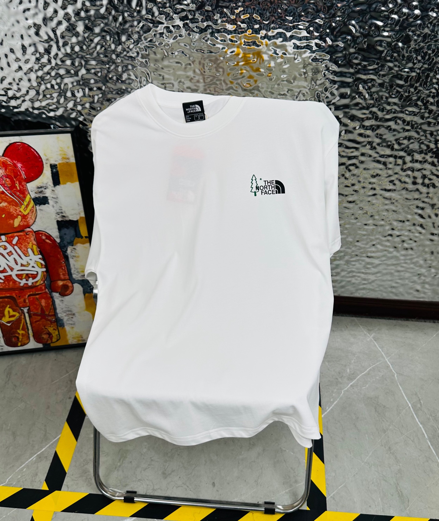 💰175包邮
The North Face/北面25夏季新款印花休闲宽松情侣款 短袖T恤DT1077
细节:版本一比一复刻，吊牌 领标 水洗。带NFC芯片识别

面料：采用40织双纱300克面料，原版1:1高克重，纯棉螺纹领口，宽松版型，做工细节做到极致，区别市场普通货！

印花:德国进口数码印机 所以印花是超清晰的 穿久了也不会裂 普通的印花技术根本做不到!!

颜色:黑色 白色 
尺码：M—2XL
尺码   M      L      XL    2XL
衣长   72     74     76     78
胸围  110   114    118    122
袖长   17     18      19      20
肩宽   40    41      42     43
M   【130斤－140斤】
 L   【145斤－160斤】 
XL  【165斤－180斤】
2XL【185斤－220斤】