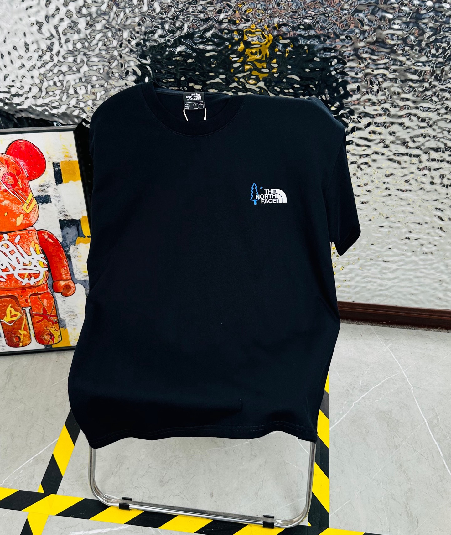 💰175包邮
The North Face/北面25夏季新款印花休闲宽松情侣款 短袖T恤DT1077
细节:版本一比一复刻，吊牌 领标 水洗。带NFC芯片识别

面料：采用40织双纱300克面料，原版1:1高克重，纯棉螺纹领口，宽松版型，做工细节做到极致，区别市场普通货！

印花:德国进口数码印机 所以印花是超清晰的 穿久了也不会裂 普通的印花技术根本做不到!!

颜色:黑色 白色 
尺码：M—2XL
尺码   M      L      XL    2XL
衣长   72     74     76     78
胸围  110   114    118    122
袖长   17     18      19      20
肩宽   40    41      42     43
M   【130斤－140斤】
 L   【145斤－160斤】 
XL  【165斤－180斤】
2XL【185斤－220斤】