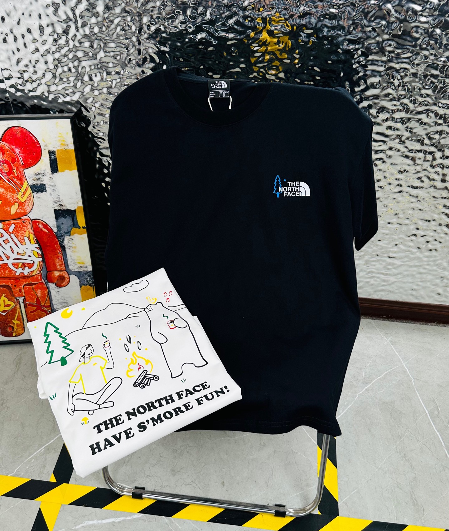 💰175包邮
The North Face/北面25夏季新款印花休闲宽松情侣款 短袖T恤DT1077
细节:版本一比一复刻，吊牌 领标 水洗。带NFC芯片识别

面料：采用40织双纱300克面料，原版1:1高克重，纯棉螺纹领口，宽松版型，做工细节做到极致，区别市场普通货！

印花:德国进口数码印机 所以印花是超清晰的 穿久了也不会裂 普通的印花技术根本做不到!!

颜色:黑色 白色 
尺码：M—2XL
尺码   M      L      XL    2XL
衣长   72     74     76     78
胸围  110   114    118    122
袖长   17     18      19      20
肩宽   40    41      42     43
M   【130斤－140斤】
 L   【145斤－160斤】 
XL  【165斤－180斤】
2XL【185斤－220斤】