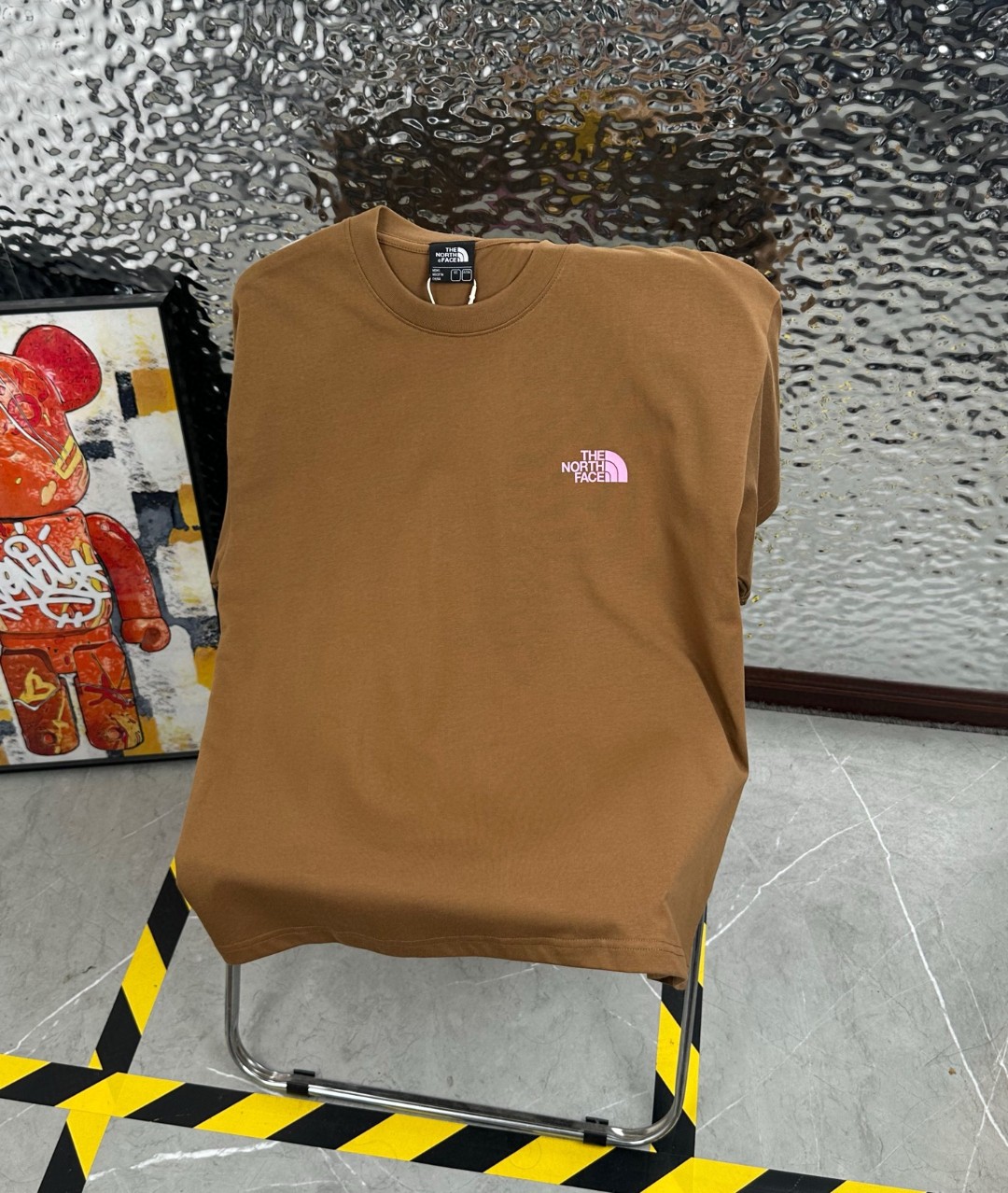 DT💰80 （高版本带芯片）
The North Face/北面25夏季新款印花休闲宽松情侣款 短袖T恤
细节:版本一比一复刻，吊牌 领标 水洗。带NFC芯片识别

面料：采用40织双纱300克面料，原版1:1高克重，纯棉螺纹领口，宽松版型，做工细节做到极致，区别市场普通货！

印花:德国进口数码印机 所以印花是超清晰的 穿久了也不会裂 普通的印花技术根本做不到!!

颜色:黑色 白色 卡色
尺码：M—2XL
尺码   M      L      XL    2XL
衣长   72     74     76     78
胸围  110   114    118    122
袖长   17     18      19      20
肩宽   40    41      42     43
M   【130斤－140斤】
 L   【145斤－160斤】 
XL  【165斤－180斤】
2XL【185斤－220斤】