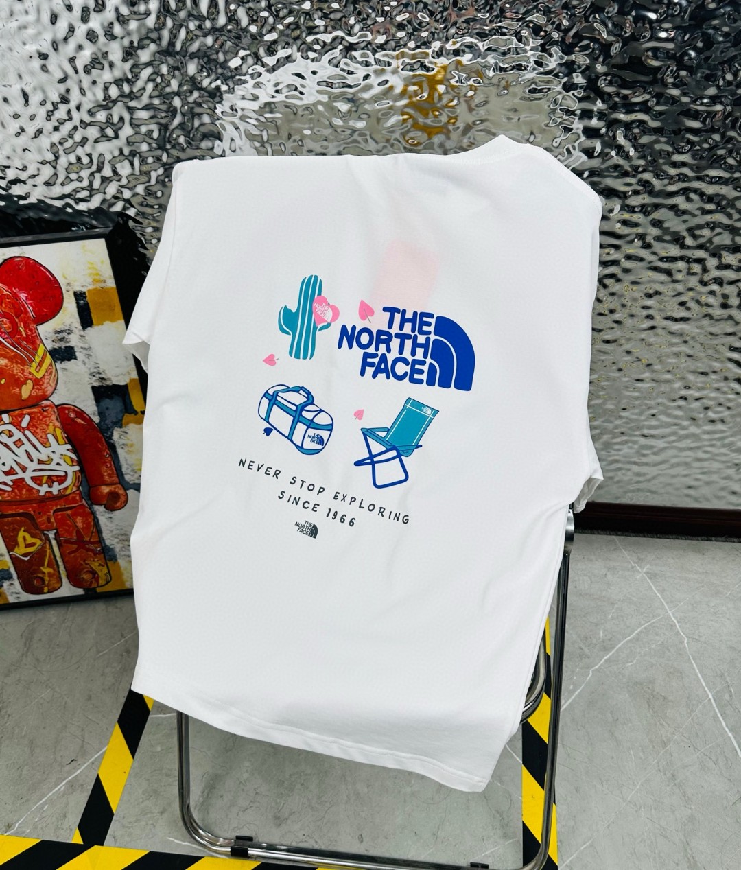 DT💰80 （高版本带芯片）
The North Face/北面25夏季新款印花休闲宽松情侣款 短袖T恤
细节:版本一比一复刻，吊牌 领标 水洗。带NFC芯片识别

面料：采用40织双纱300克面料，原版1:1高克重，纯棉螺纹领口，宽松版型，做工细节做到极致，区别市场普通货！

印花:德国进口数码印机 所以印花是超清晰的 穿久了也不会裂 普通的印花技术根本做不到!!

颜色:黑色 白色 卡色
尺码：M—2XL
尺码   M      L      XL    2XL
衣长   72     74     76     78
胸围  110   114    118    122
袖长   17     18      19      20
肩宽   40    41      42     43
M   【130斤－140斤】
 L   【145斤－160斤】 
XL  【165斤－180斤】
2XL【185斤－220斤】