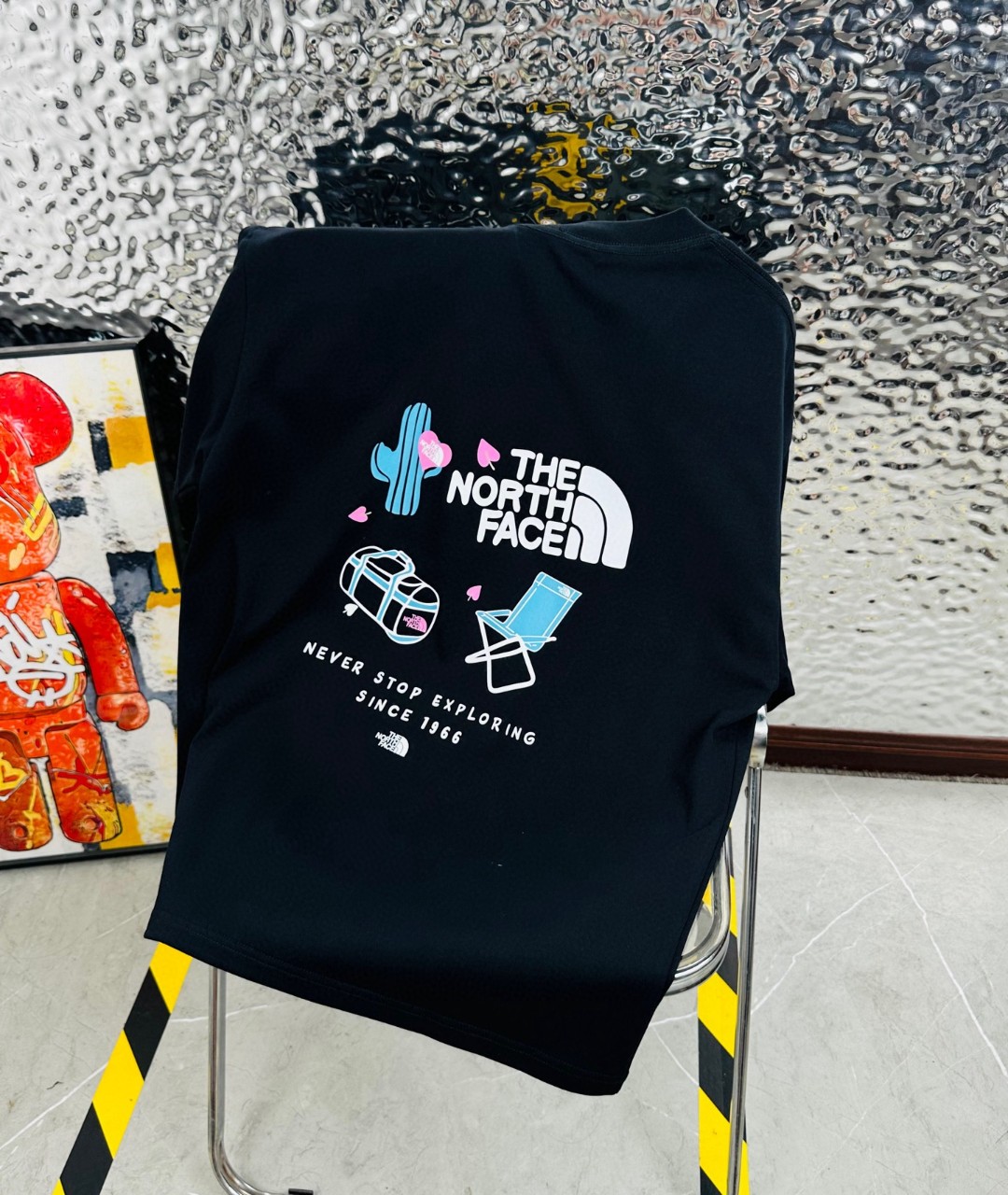 DT💰80 （高版本带芯片）
The North Face/北面25夏季新款印花休闲宽松情侣款 短袖T恤
细节:版本一比一复刻，吊牌 领标 水洗。带NFC芯片识别

面料：采用40织双纱300克面料，原版1:1高克重，纯棉螺纹领口，宽松版型，做工细节做到极致，区别市场普通货！

印花:德国进口数码印机 所以印花是超清晰的 穿久了也不会裂 普通的印花技术根本做不到!!

颜色:黑色 白色 卡色
尺码：M—2XL
尺码   M      L      XL    2XL
衣长   72     74     76     78
胸围  110   114    118    122
袖长   17     18      19      20
肩宽   40    41      42     43
M   【130斤－140斤】
 L   【145斤－160斤】 
XL  【165斤－180斤】
2XL【185斤－220斤】