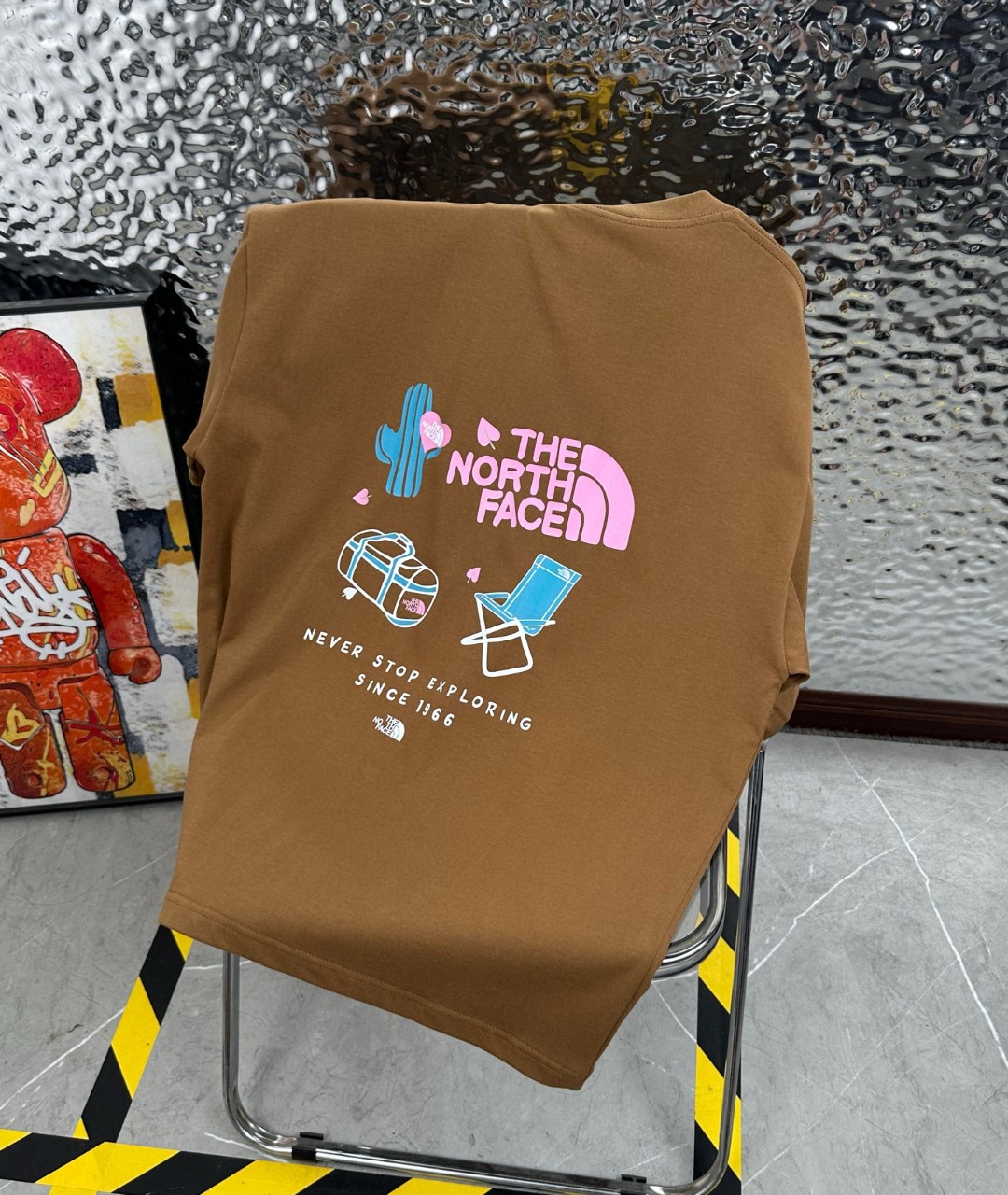 DT💰80 （高版本带芯片）
The North Face/北面25夏季新款印花休闲宽松情侣款 短袖T恤
细节:版本一比一复刻，吊牌 领标 水洗。带NFC芯片识别

面料：采用40织双纱300克面料，原版1:1高克重，纯棉螺纹领口，宽松版型，做工细节做到极致，区别市场普通货！

印花:德国进口数码印机 所以印花是超清晰的 穿久了也不会裂 普通的印花技术根本做不到!!

颜色:黑色 白色 卡色
尺码：M—2XL
尺码   M      L      XL    2XL
衣长   72     74     76     78
胸围  110   114    118    122
袖长   17     18      19      20
肩宽   40    41      42     43
M   【130斤－140斤】
 L   【145斤－160斤】 
XL  【165斤－180斤】
2XL【185斤－220斤】