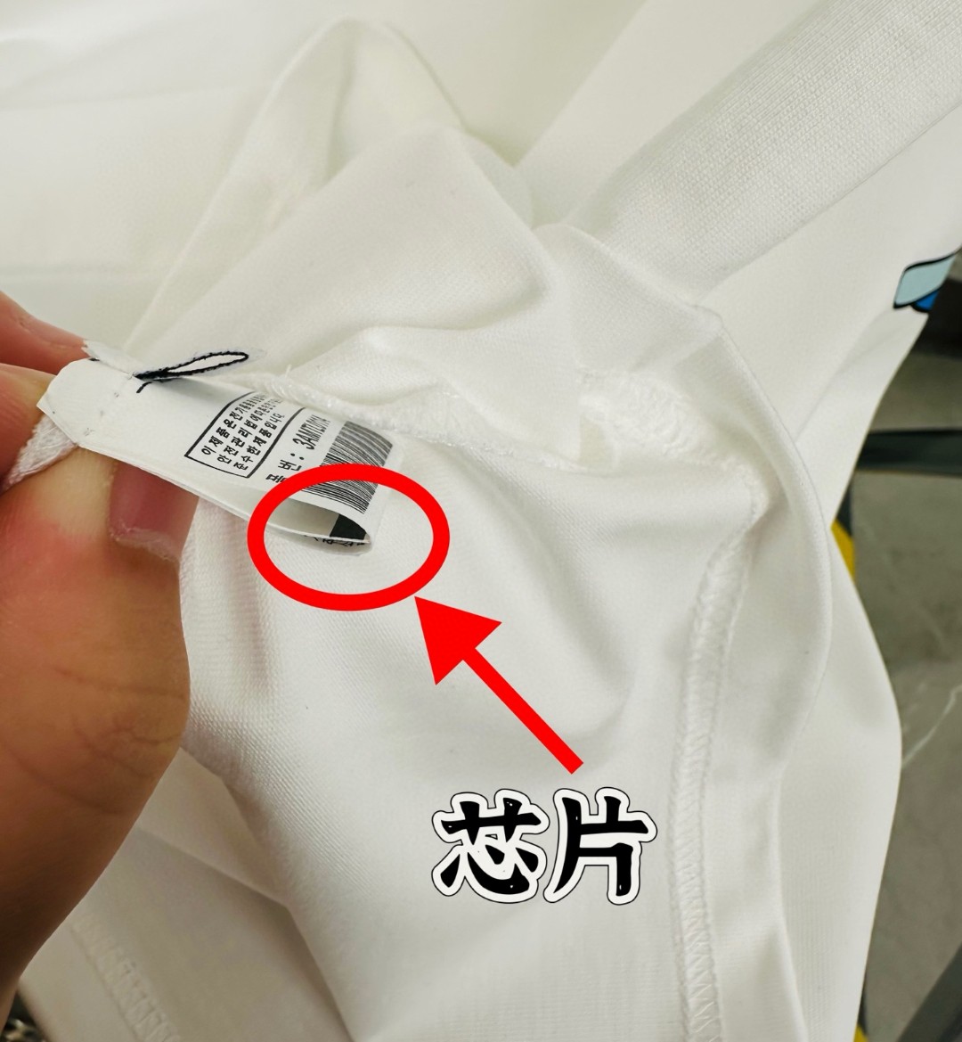 DT💰80 （高版本带芯片）
The North Face/北面25夏季新款印花休闲宽松情侣款 短袖T恤
细节:版本一比一复刻，吊牌 领标 水洗。带NFC芯片识别

面料：采用40织双纱300克面料，原版1:1高克重，纯棉螺纹领口，宽松版型，做工细节做到极致，区别市场普通货！

印花:德国进口数码印机 所以印花是超清晰的 穿久了也不会裂 普通的印花技术根本做不到!!

颜色:黑色 白色 卡色
尺码：M—2XL
尺码   M      L      XL    2XL
衣长   72     74     76     78
胸围  110   114    118    122
袖长   17     18      19      20
肩宽   40    41      42     43
M   【130斤－140斤】
 L   【145斤－160斤】 
XL  【165斤－180斤】
2XL【185斤－220斤】