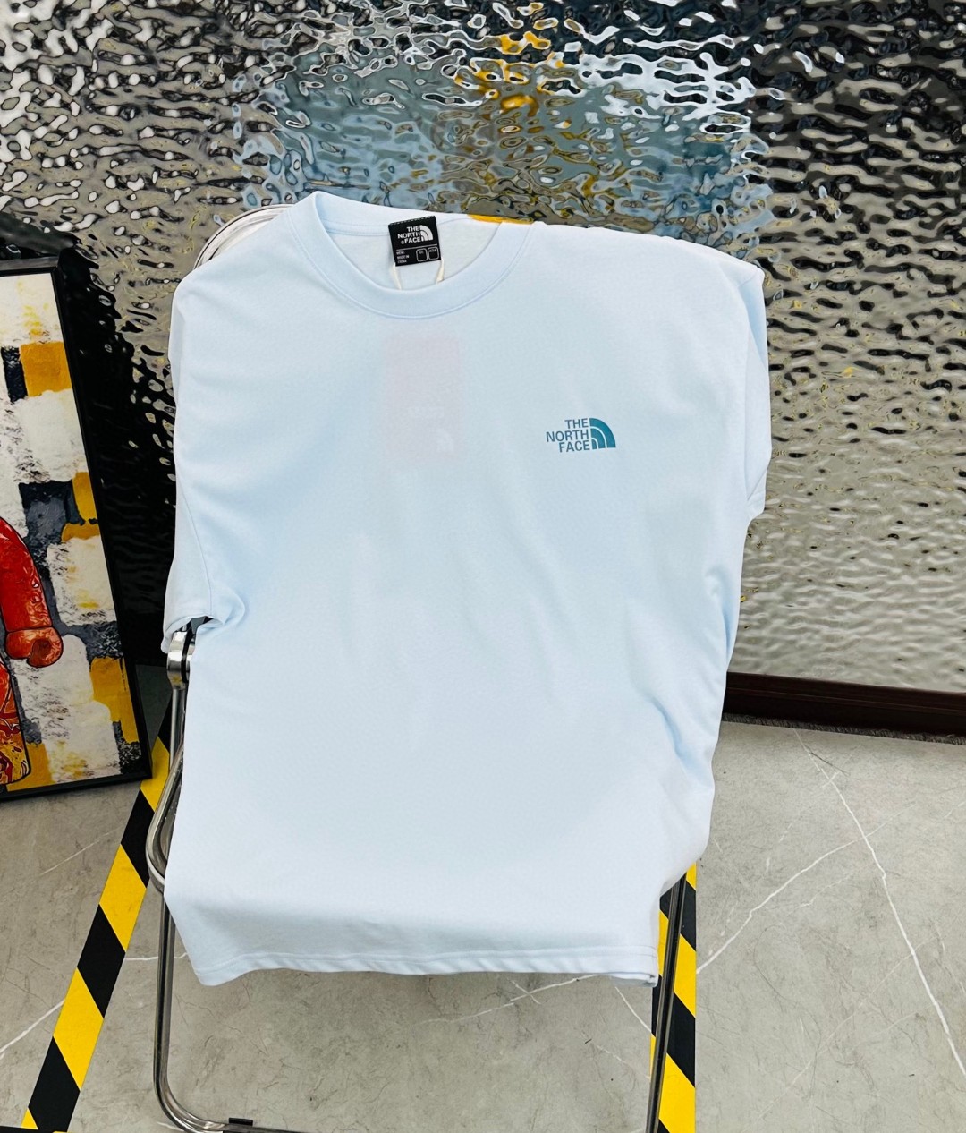 DT💰80 （高版本带芯片）
The North Face/北面25夏季新款印花休闲宽松情侣款 短袖T恤
细节:版本一比一复刻，吊牌 领标 水洗。带NFC芯片识别

面料：采用40织双纱300克面料，原版1:1高克重，纯棉螺纹领口，宽松版型，做工细节做到极致，区别市场普通货！

印花:德国进口数码印机 所以印花是超清晰的 穿久了也不会裂 普通的印花技术根本做不到!!

颜色:黑色 白色 浅蓝色
尺码：M—2XL
尺码   M      L      XL    2XL
衣长   72     74     76     78
胸围  110   114    118    122
袖长   17     18      19      20
肩宽   40    41      42     43
M   【130斤－140斤】
 L   【145斤－160斤】 
XL  【165斤－180斤】
2XL【185斤－220斤】