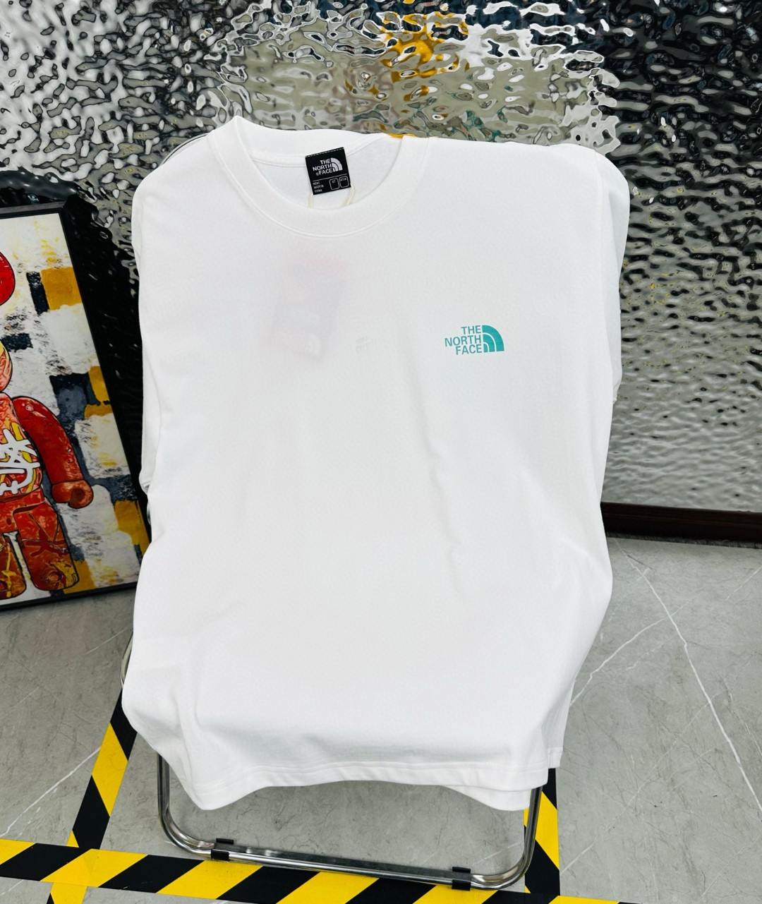 DT💰80 （高版本带芯片）
The North Face/北面25夏季新款印花休闲宽松情侣款 短袖T恤
细节:版本一比一复刻，吊牌 领标 水洗。带NFC芯片识别

面料：采用40织双纱300克面料，原版1:1高克重，纯棉螺纹领口，宽松版型，做工细节做到极致，区别市场普通货！

印花:德国进口数码印机 所以印花是超清晰的 穿久了也不会裂 普通的印花技术根本做不到!!

颜色:黑色 白色 浅蓝色
尺码：M—2XL
尺码   M      L      XL    2XL
衣长   72     74     76     78
胸围  110   114    118    122
袖长   17     18      19      20
肩宽   40    41      42     43
M   【130斤－140斤】
 L   【145斤－160斤】 
XL  【165斤－180斤】
2XL【185斤－220斤】