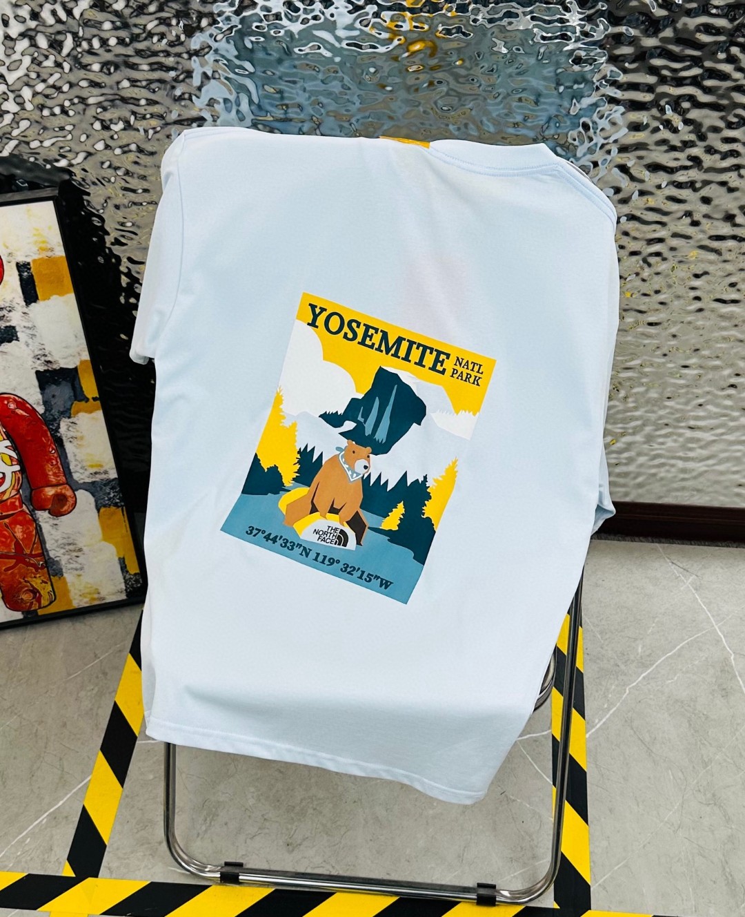 DT💰80 （高版本带芯片）
The North Face/北面25夏季新款印花休闲宽松情侣款 短袖T恤
细节:版本一比一复刻，吊牌 领标 水洗。带NFC芯片识别

面料：采用40织双纱300克面料，原版1:1高克重，纯棉螺纹领口，宽松版型，做工细节做到极致，区别市场普通货！

印花:德国进口数码印机 所以印花是超清晰的 穿久了也不会裂 普通的印花技术根本做不到!!

颜色:黑色 白色 浅蓝色
尺码：M—2XL
尺码   M      L      XL    2XL
衣长   72     74     76     78
胸围  110   114    118    122
袖长   17     18      19      20
肩宽   40    41      42     43
M   【130斤－140斤】
 L   【145斤－160斤】 
XL  【165斤－180斤】
2XL【185斤－220斤】