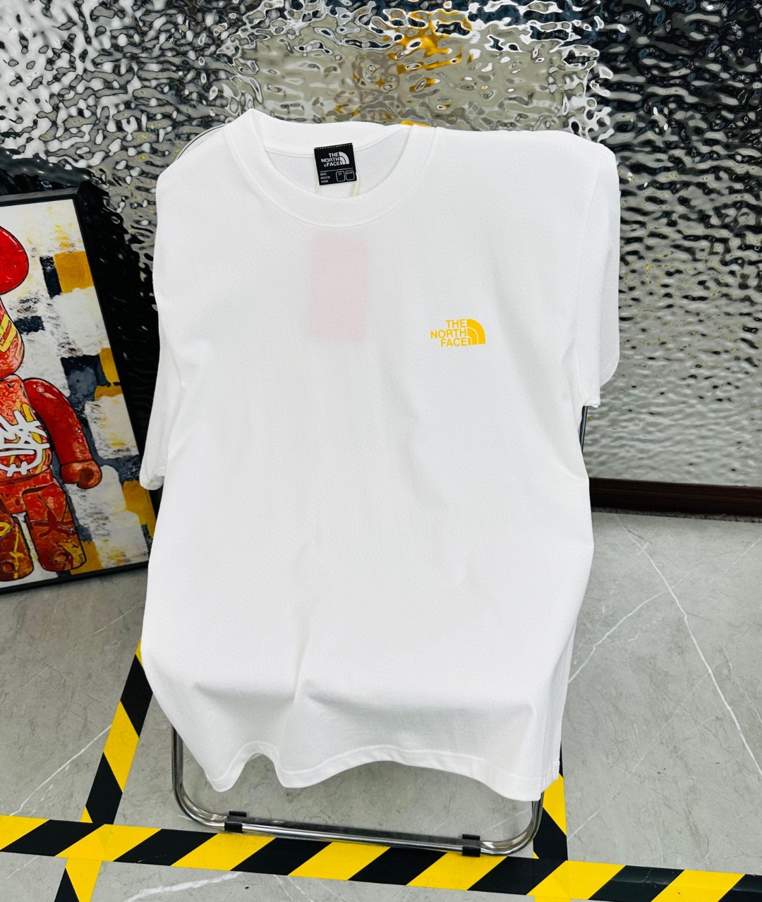 DT💰80 （高版本带芯片）
The North Face/北面25夏季新款印花休闲宽松情侣款 短袖T恤
细节:版本一比一复刻，吊牌 领标 水洗。带NFC芯片识别

面料：采用40织双纱300克面料，原版1:1高克重，纯棉螺纹领口，宽松版型，做工细节做到极致，区别市场普通货！

印花:德国进口数码印机 所以印花是超清晰的 穿久了也不会裂 普通的印花技术根本做不到!!

颜色:黑色 白色 
尺码：M—2XL
尺码   M      L      XL    2XL
衣长   72     74     76     78
胸围  110   114    118    122
袖长   17     18      19      20
肩宽   40    41      42     43
M   【130斤－140斤】
 L   【145斤－160斤】 
XL  【165斤－180斤】
2XL【185斤－220斤】