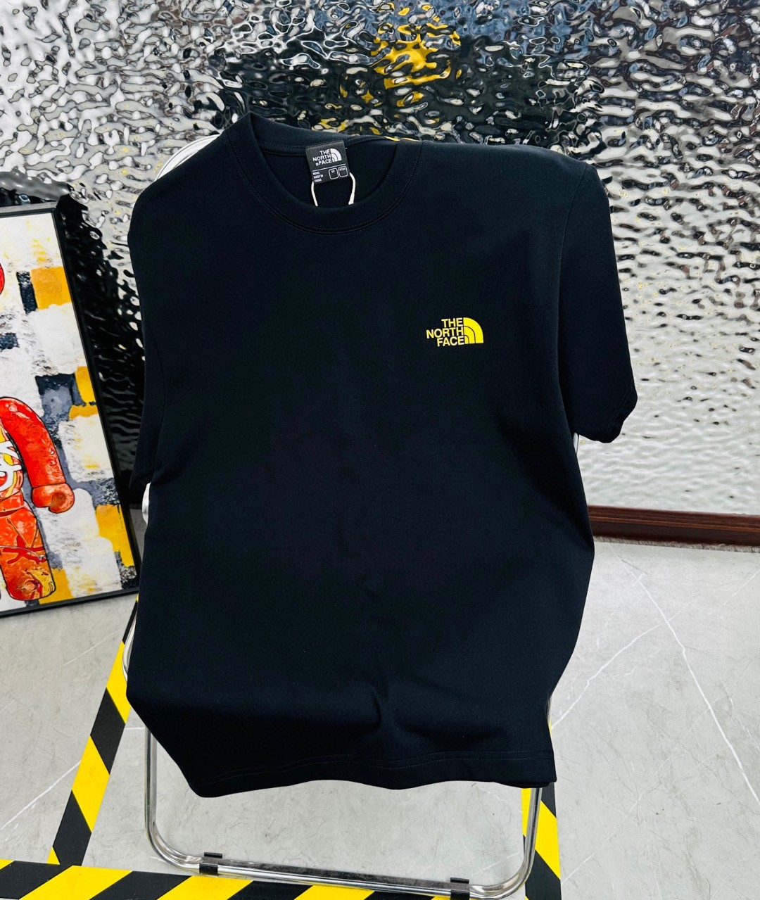 DT💰80 （高版本带芯片）
The North Face/北面25夏季新款印花休闲宽松情侣款 短袖T恤
细节:版本一比一复刻，吊牌 领标 水洗。带NFC芯片识别

面料：采用40织双纱300克面料，原版1:1高克重，纯棉螺纹领口，宽松版型，做工细节做到极致，区别市场普通货！

印花:德国进口数码印机 所以印花是超清晰的 穿久了也不会裂 普通的印花技术根本做不到!!

颜色:黑色 白色 
尺码：M—2XL
尺码   M      L      XL    2XL
衣长   72     74     76     78
胸围  110   114    118    122
袖长   17     18      19      20
肩宽   40    41      42     43
M   【130斤－140斤】
 L   【145斤－160斤】 
XL  【165斤－180斤】
2XL【185斤－220斤】