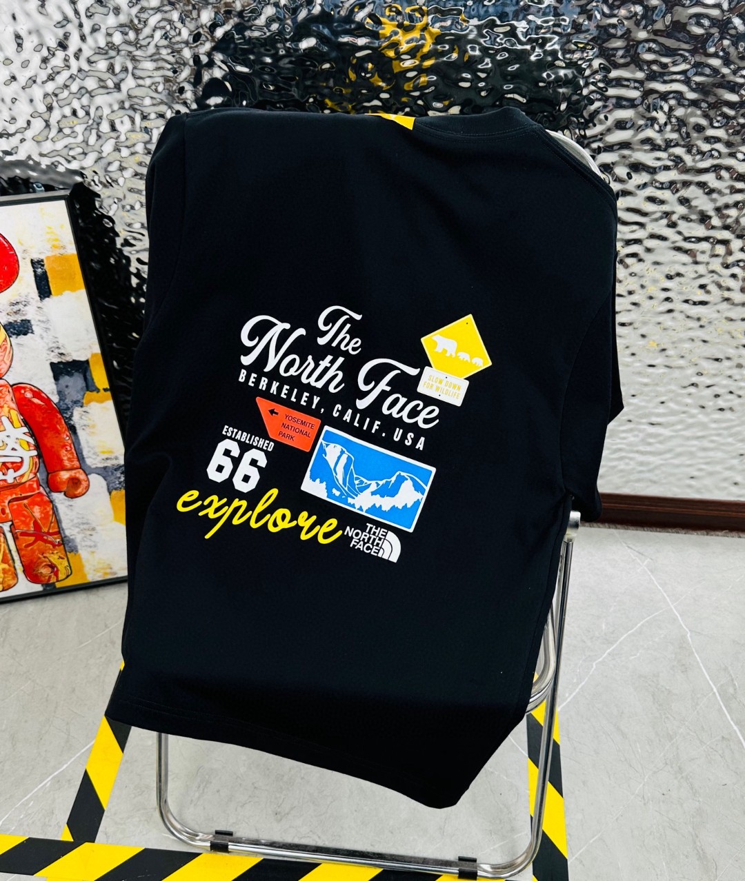 DT💰80 （高版本带芯片）
The North Face/北面25夏季新款印花休闲宽松情侣款 短袖T恤
细节:版本一比一复刻，吊牌 领标 水洗。带NFC芯片识别

面料：采用40织双纱300克面料，原版1:1高克重，纯棉螺纹领口，宽松版型，做工细节做到极致，区别市场普通货！

印花:德国进口数码印机 所以印花是超清晰的 穿久了也不会裂 普通的印花技术根本做不到!!

颜色:黑色 白色 
尺码：M—2XL
尺码   M      L      XL    2XL
衣长   72     74     76     78
胸围  110   114    118    122
袖长   17     18      19      20
肩宽   40    41      42     43
M   【130斤－140斤】
 L   【145斤－160斤】 
XL  【165斤－180斤】
2XL【185斤－220斤】
