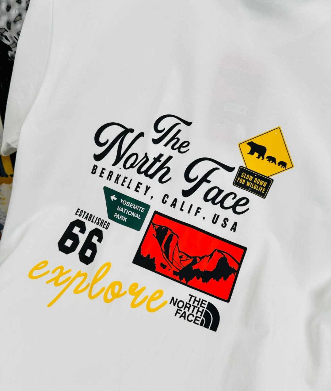 DT💰80 （高版本带芯片）
The North Face/北面25夏季新款印花休闲宽松情侣款 短袖T恤
细节:版本一比一复刻，吊牌 领标 水洗。带NFC芯片识别

面料：采用40织双纱300克面料，原版1:1高克重，纯棉螺纹领口，宽松版型，做工细节做到极致，区别市场普通货！

印花:德国进口数码印机 所以印花是超清晰的 穿久了也不会裂 普通的印花技术根本做不到!!

颜色:黑色 白色 
尺码：M—2XL
尺码   M      L      XL    2XL
衣长   72     74     76     78
胸围  110   114    118    122
袖长   17     18      19      20
肩宽   40    41      42     43
M   【130斤－140斤】
 L   【145斤－160斤】 
XL  【165斤－180斤】
2XL【185斤－220斤】