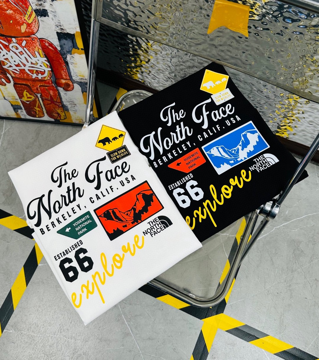 DT💰80 （高版本带芯片）
The North Face/北面25夏季新款印花休闲宽松情侣款 短袖T恤
细节:版本一比一复刻，吊牌 领标 水洗。带NFC芯片识别

面料：采用40织双纱300克面料，原版1:1高克重，纯棉螺纹领口，宽松版型，做工细节做到极致，区别市场普通货！

印花:德国进口数码印机 所以印花是超清晰的 穿久了也不会裂 普通的印花技术根本做不到!!

颜色:黑色 白色 
尺码：M—2XL
尺码   M      L      XL    2XL
衣长   72     74     76     78
胸围  110   114    118    122
袖长   17     18      19      20
肩宽   40    41      42     43
M   【130斤－140斤】
 L   【145斤－160斤】 
XL  【165斤－180斤】
2XL【185斤－220斤】