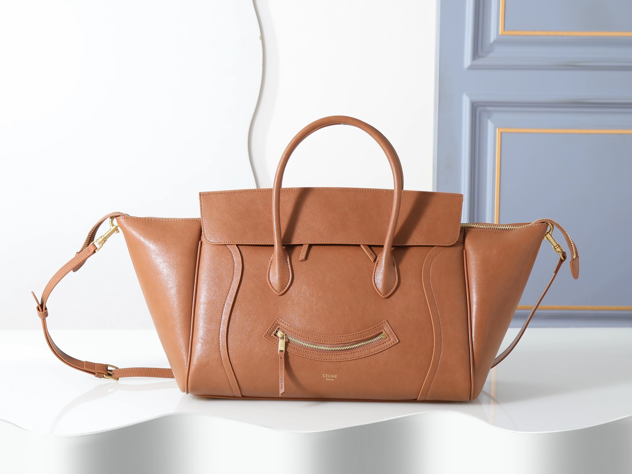 💰390 款号123683棕色大号手袋，NEW LUGGAGE全新版本笑脸包，手提、手挽、肩背。双拉链开合，尺寸：20cm-27cm-44cm