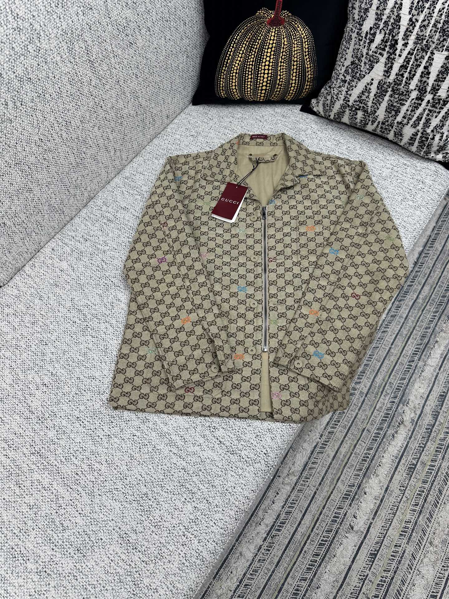 NO:757263,G's new jacket is crafted from camel and dark brown GG canvas, embellished with GG shreds throughout, showing off its unique charm. Size S.M.L.XL.,,gucci,jackets & coats,19860909G家新款夹克以驼色和深棕色GG帆布匠心打造,通体缀饰GG切丝,尽释别致风韵. 码数S.M.L.XL.,,gucci,jackets & coats,,Men's clothing