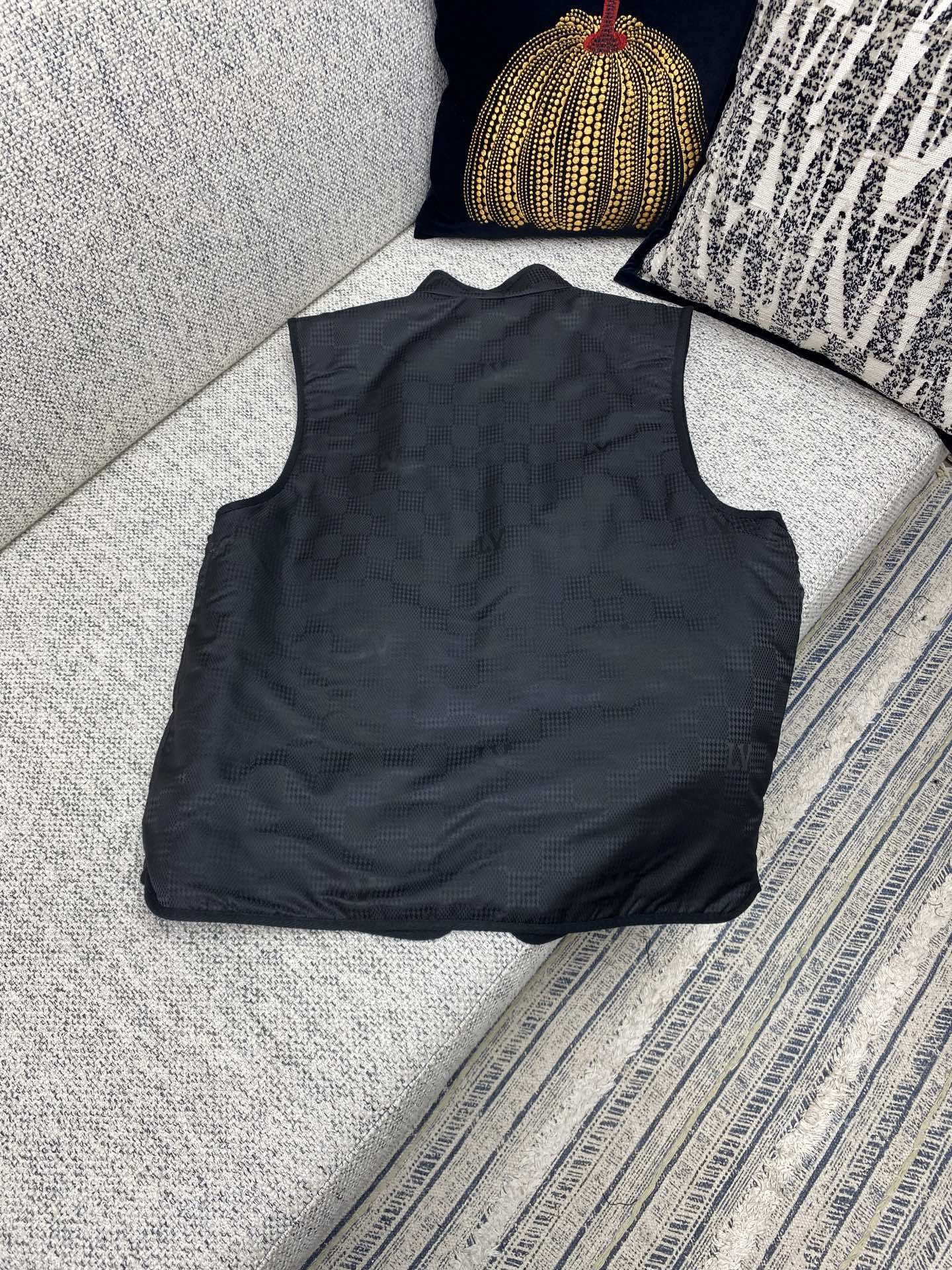 💰370 驴家    25ss新款双面背心拥有轻薄衬垫，以 Monogram 绗缝图案和 Damier 提花分饰两面，令换季造型流露经典意蕴，内搭外穿皆宜。
码数：S.M.L.XL.