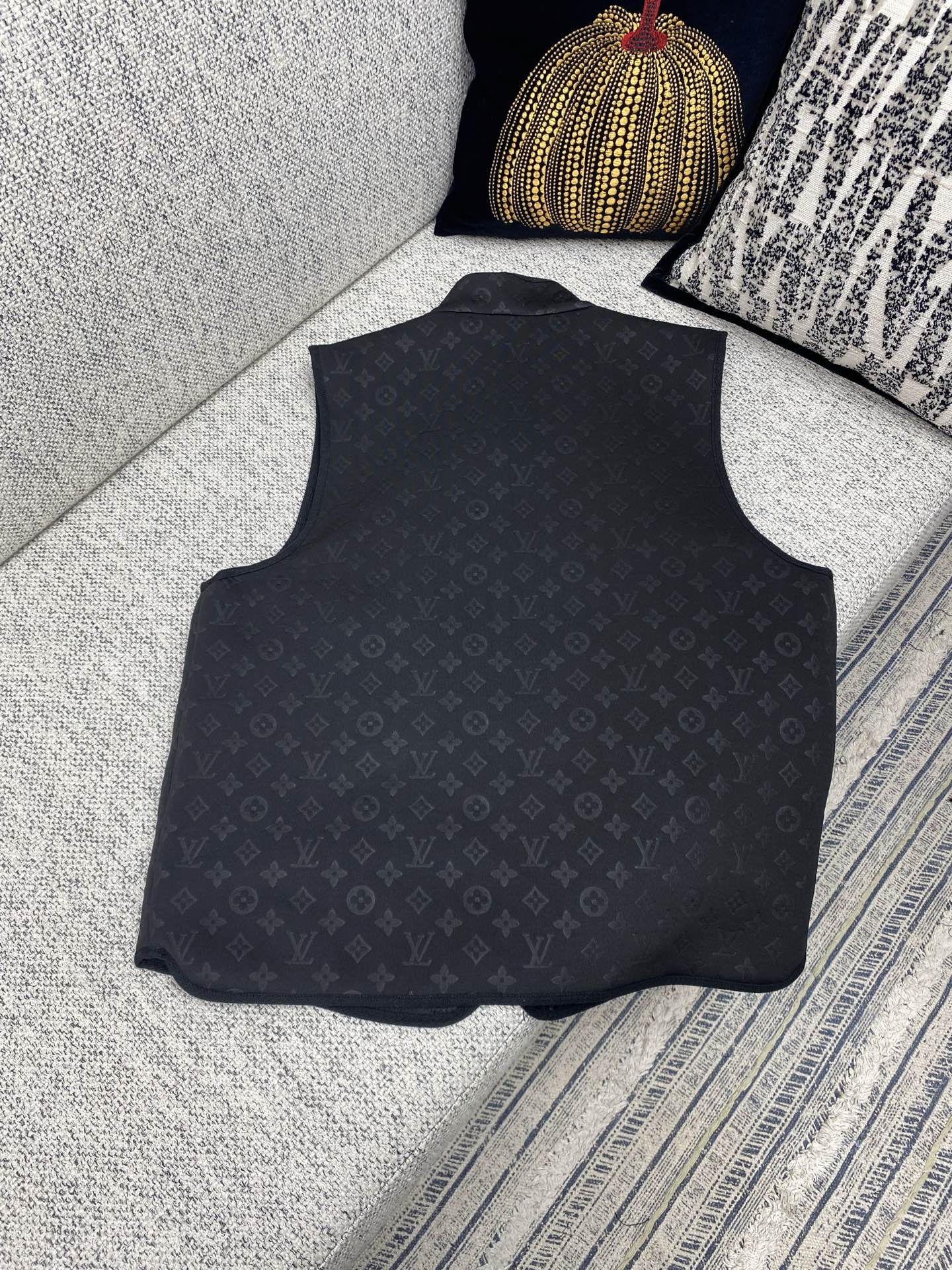 💰370 驴家    25ss新款双面背心拥有轻薄衬垫，以 Monogram 绗缝图案和 Damier 提花分饰两面，令换季造型流露经典意蕴，内搭外穿皆宜。
码数：S.M.L.XL.