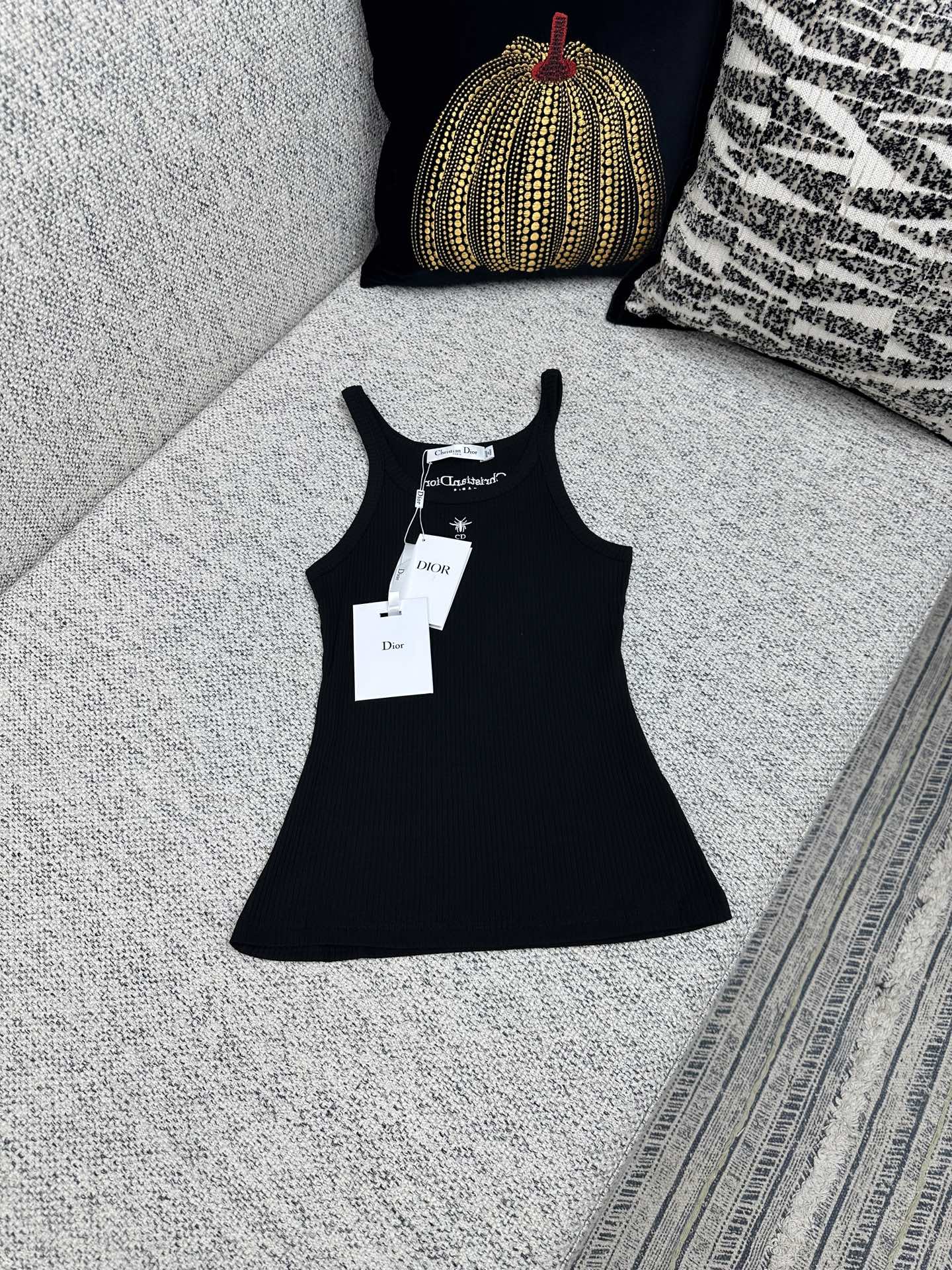 NO:517112,Dior 25ss new cotton rib bee CD logo embroidered round neck sleeveless strapless women's model high version S.M.L.,,dior,alexander wang19860909迪奥 25ss新款棉质罗纹蜜蜂CD标刺绣圆领无袖抹胸 女款 高版本 码数S.M.L.,,dior,alexander wang,Men's clothing