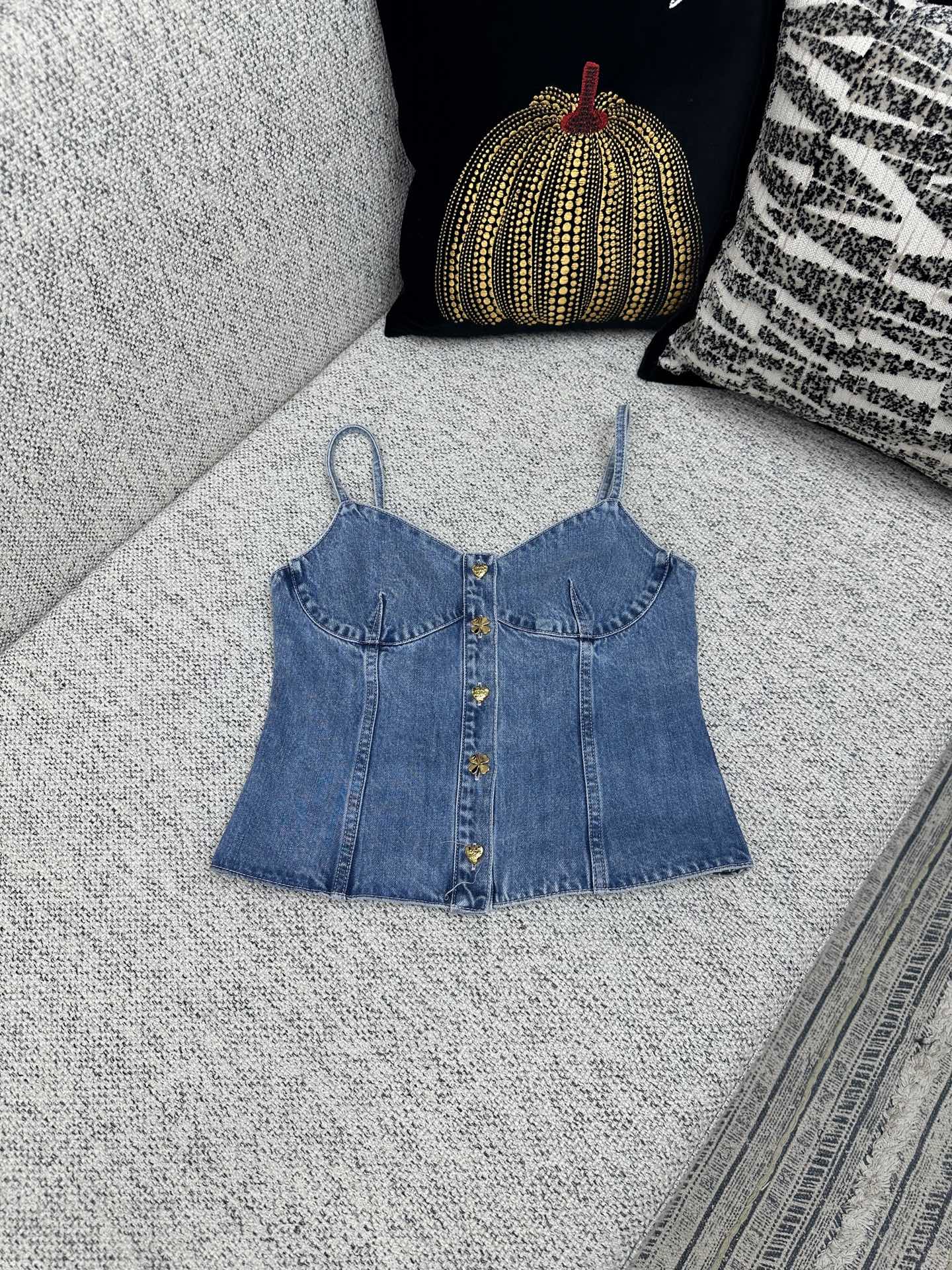 NO:518658,Chanel 25ss new trailer series, wash tannin button slim suspender, women's model, high version, S.M.L.,,chanel,alexander wang19860909香奈儿 25ss新款预告系列 水洗丹宁纽扣修身吊带 女款 高版本 码数S.M.L.,,chanel,alexander wang,Men's clothing